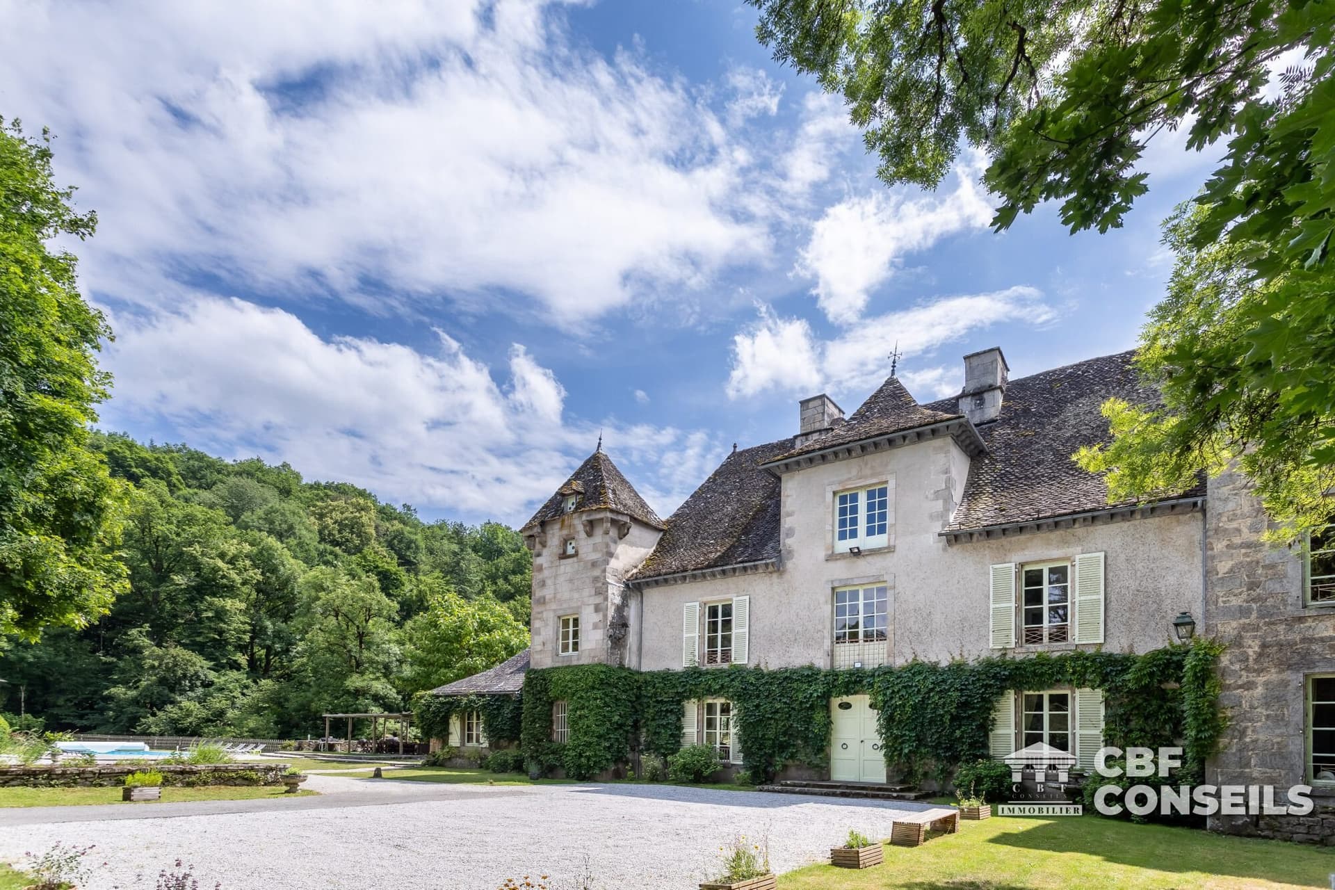Magnificent 16th Century Château With 10 Bedrooms And Spa — Château for sale in Cantal, France