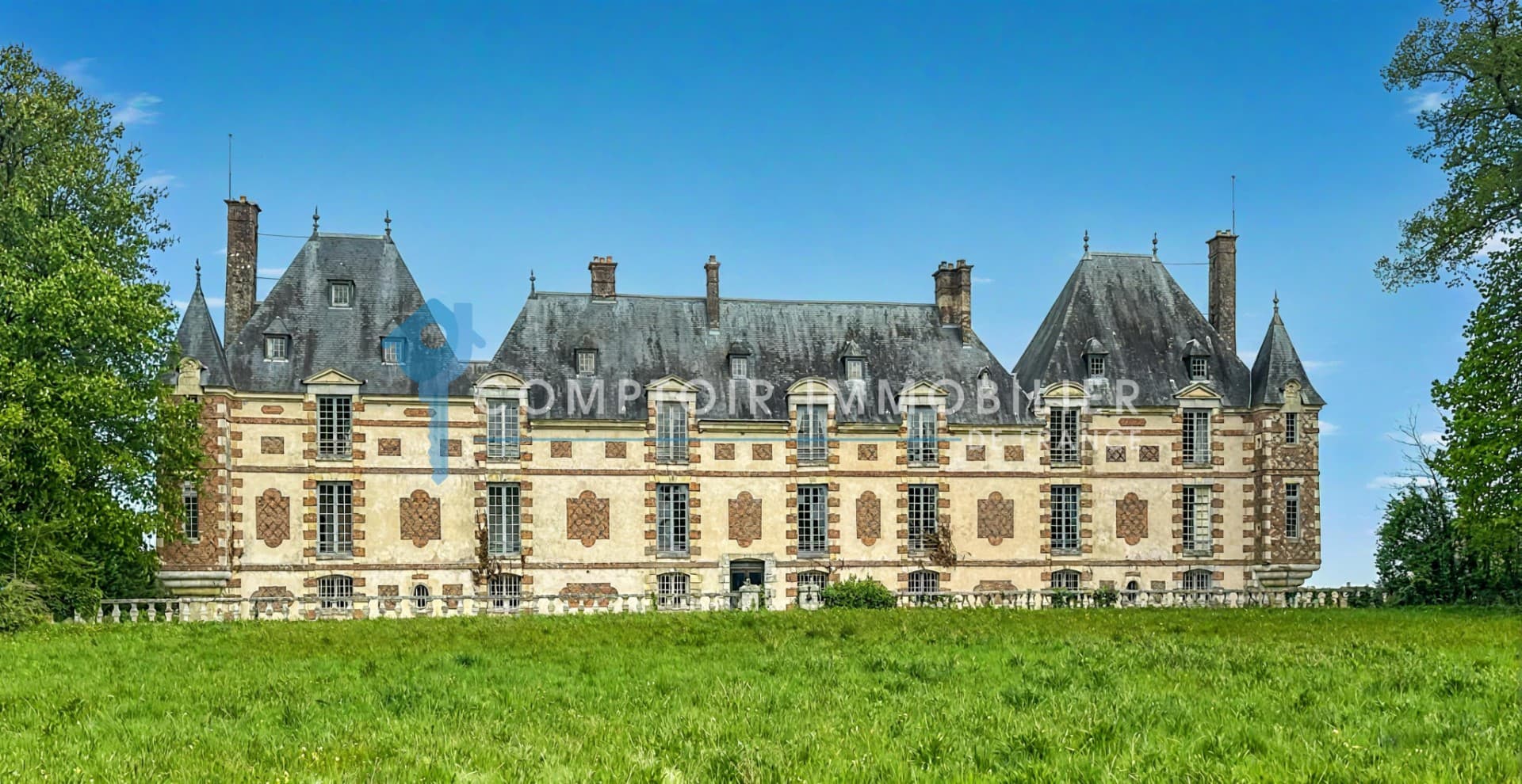 Historic 17th Century Castle With 32 Bedrooms And Indoor Pool — in France