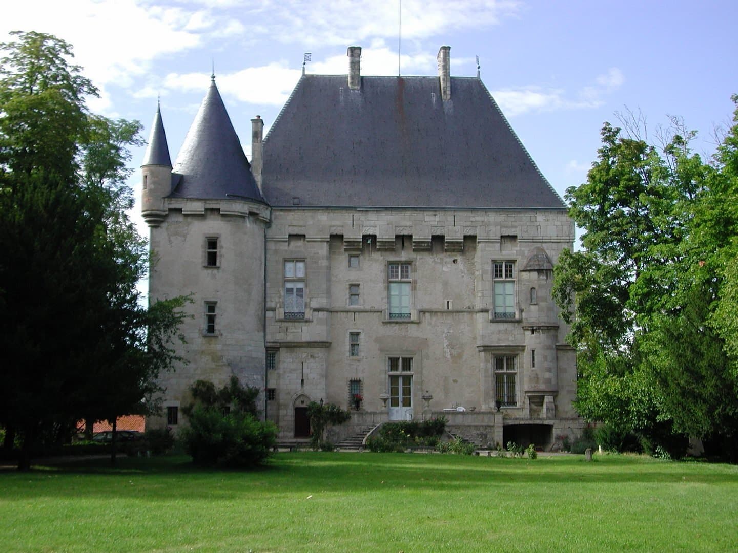 15th Century Château With 7 Bedrooms In A 3 Ha Park Near Gannat