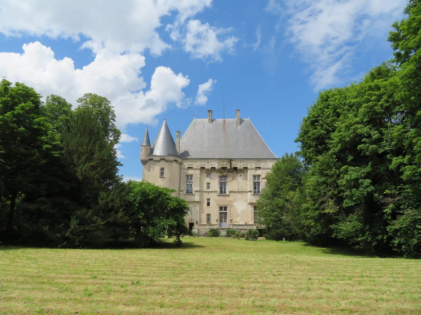 15th Century Château With 7 Bedrooms In A 3 Ha Park Near Gannat 2