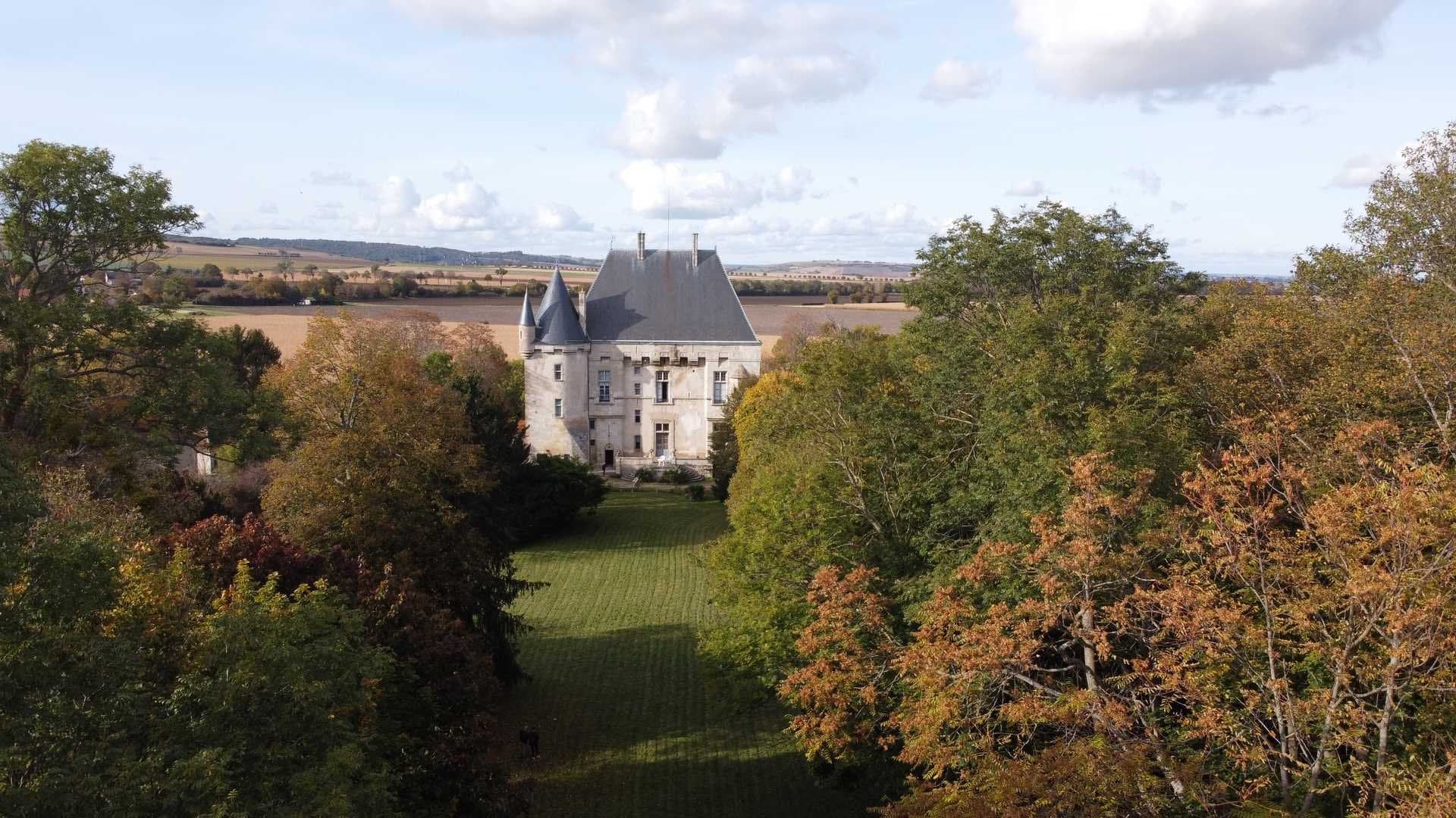 15th Century Château With 7 Bedrooms In A 3 Ha Park Near Gannat 4