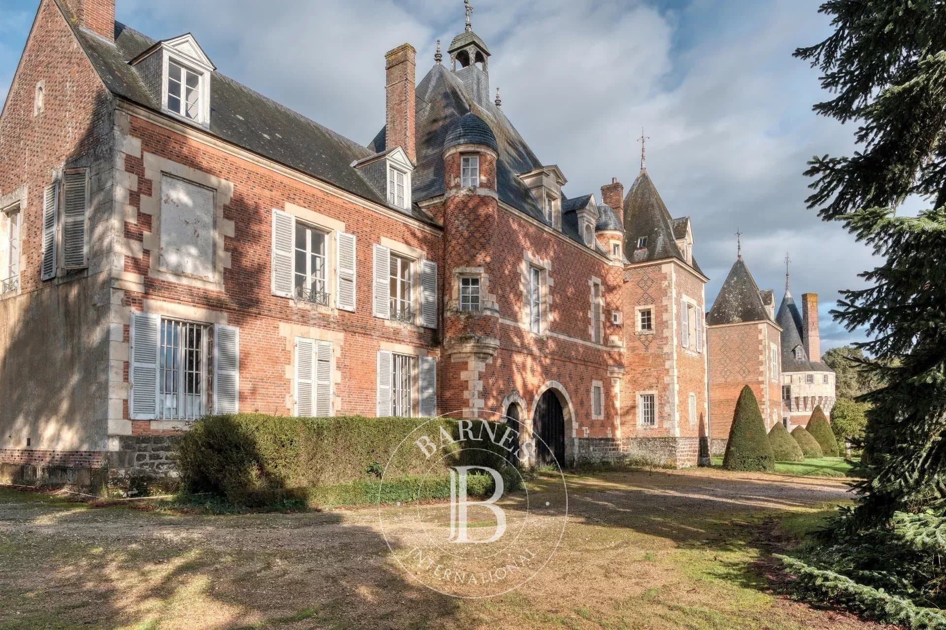 Historic Château With Extensive Grounds And Multiple Outbuildings