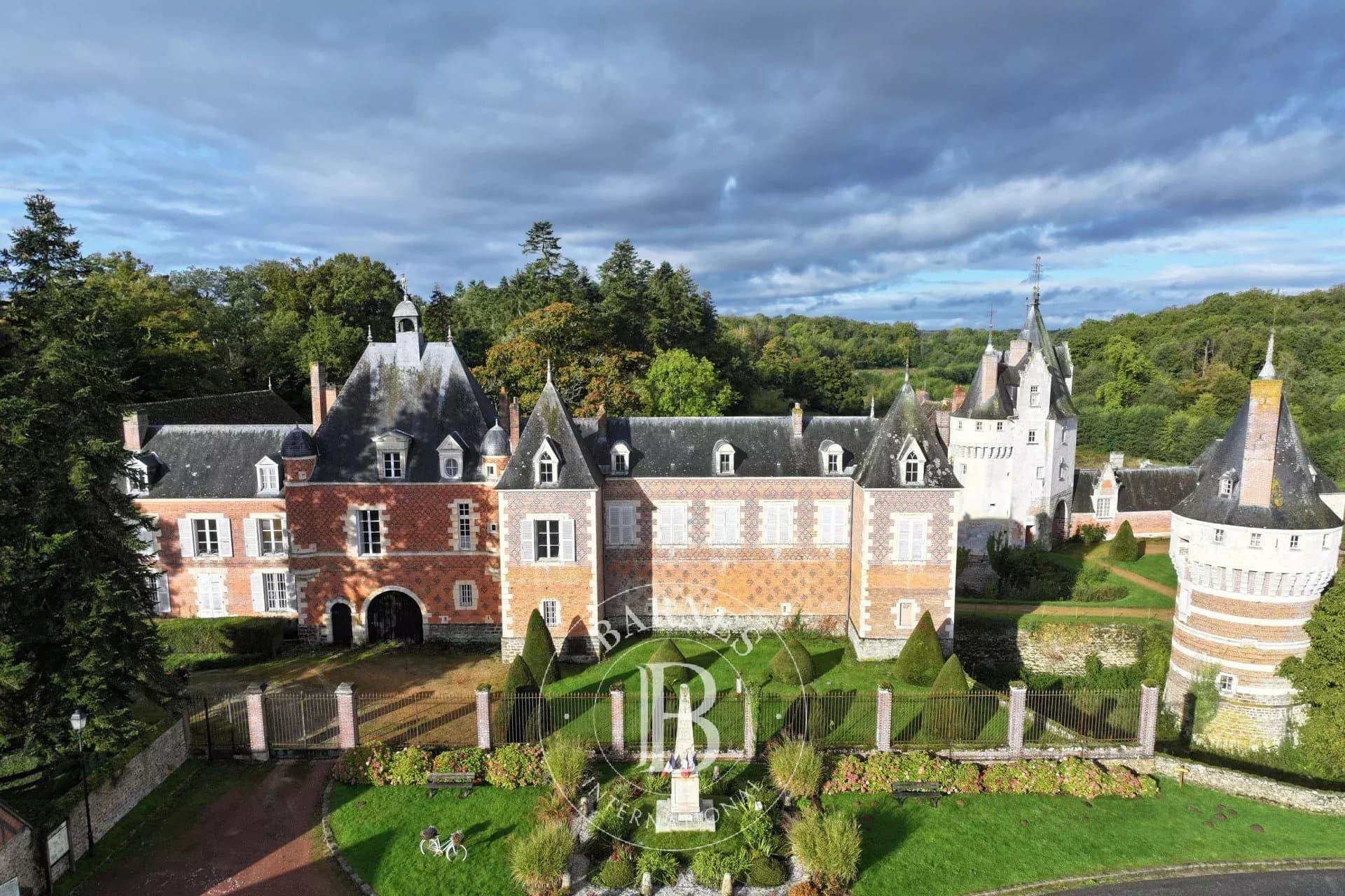 Historic Château With Extensive Grounds And Multiple Outbuildings 3