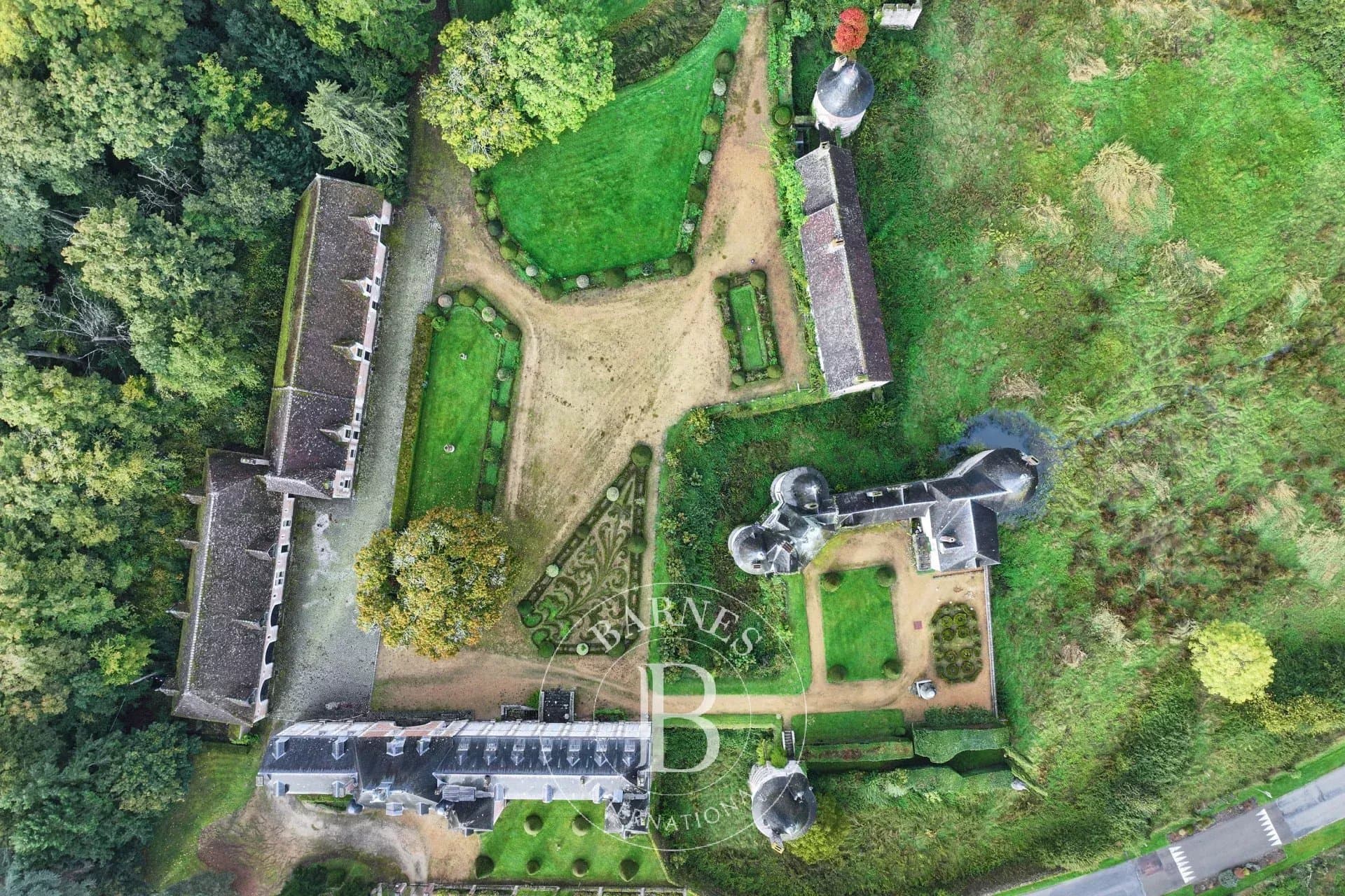 Historic Château With Extensive Grounds And Multiple Outbuildings 4