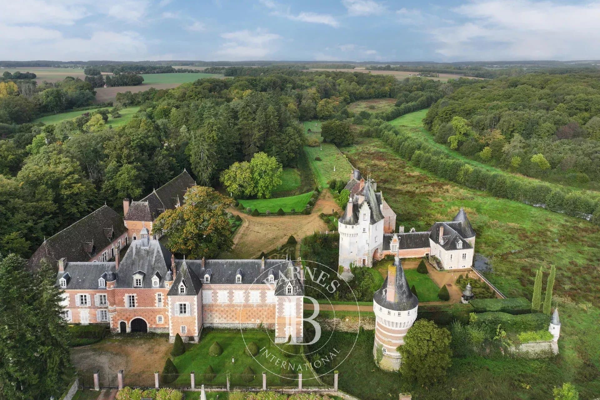 Historic Château With Extensive Grounds And Multiple Outbuildings 5