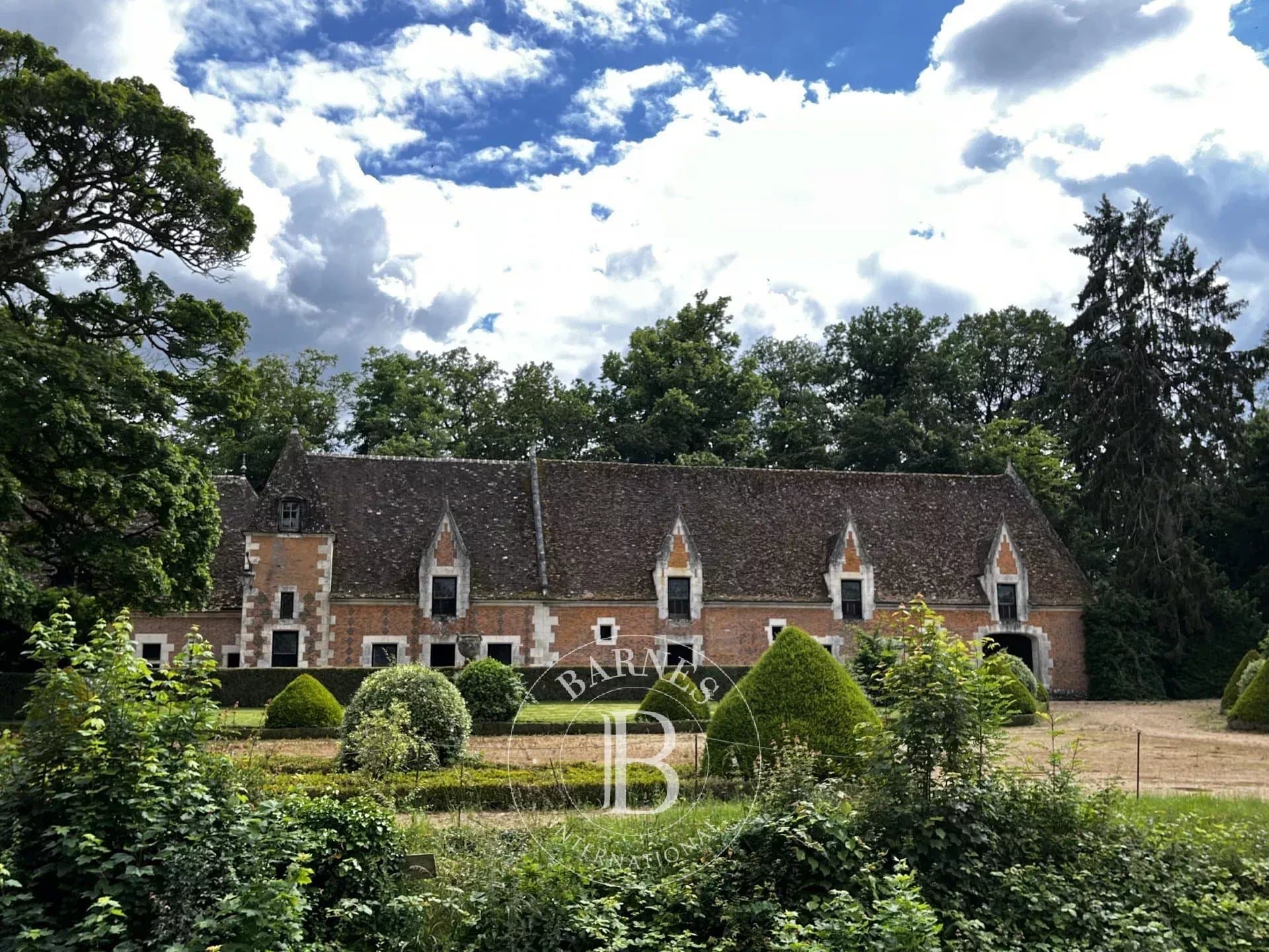 Historic Château With Extensive Grounds And Multiple Outbuildings 2