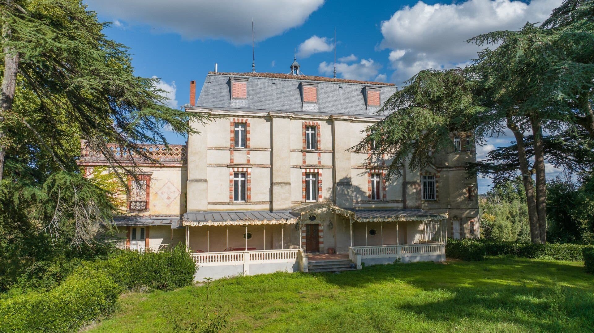Historic 11th Century Château With 11 Bedrooms And 4 Hectares Along The River 2