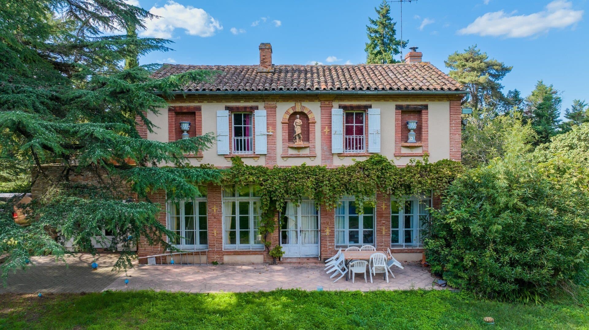 Historic 11th Century Château With 11 Bedrooms And 4 Hectares Along The River 3