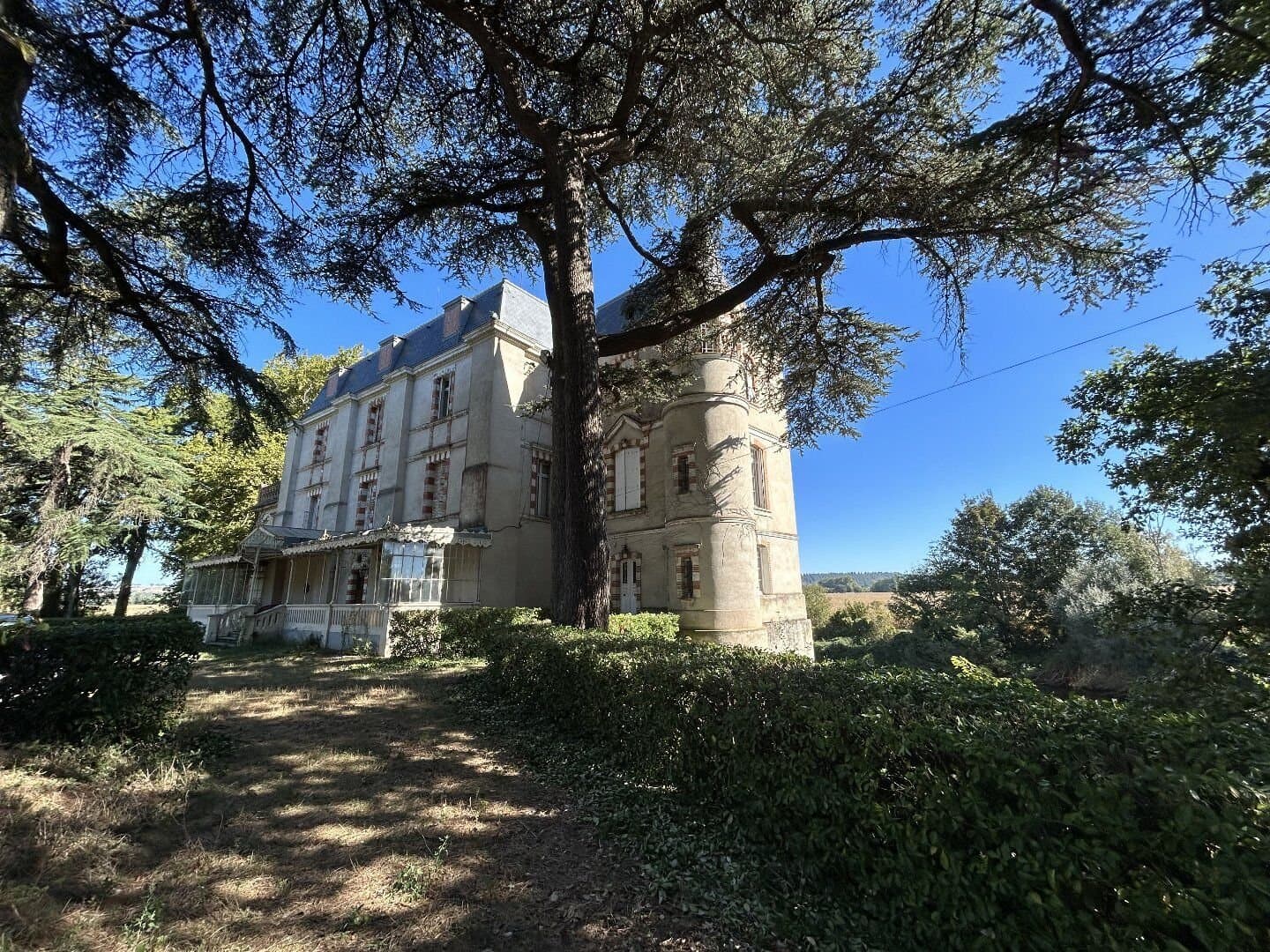 Historic 11th Century Château With 11 Bedrooms And 4 Hectares Along The River 4