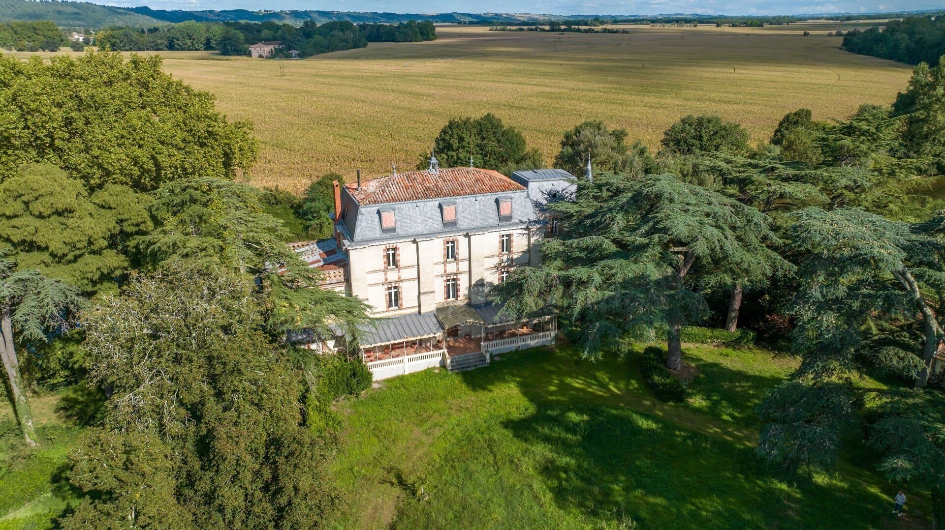 Historic 11th Century Château With 11 Bedrooms And 4 Hectares Along The River 5