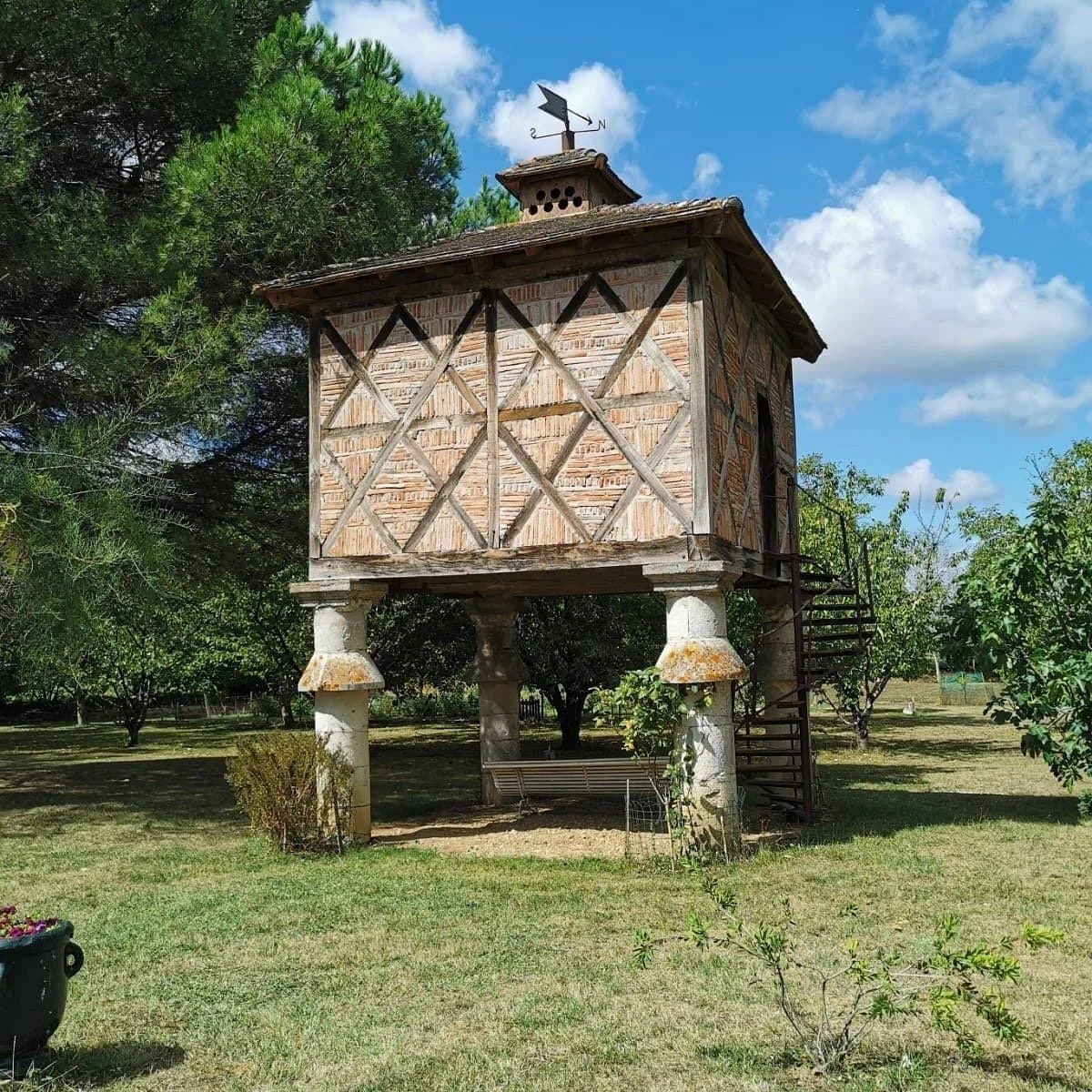 Historic Château With Swimming Pool And Outbuildings 3