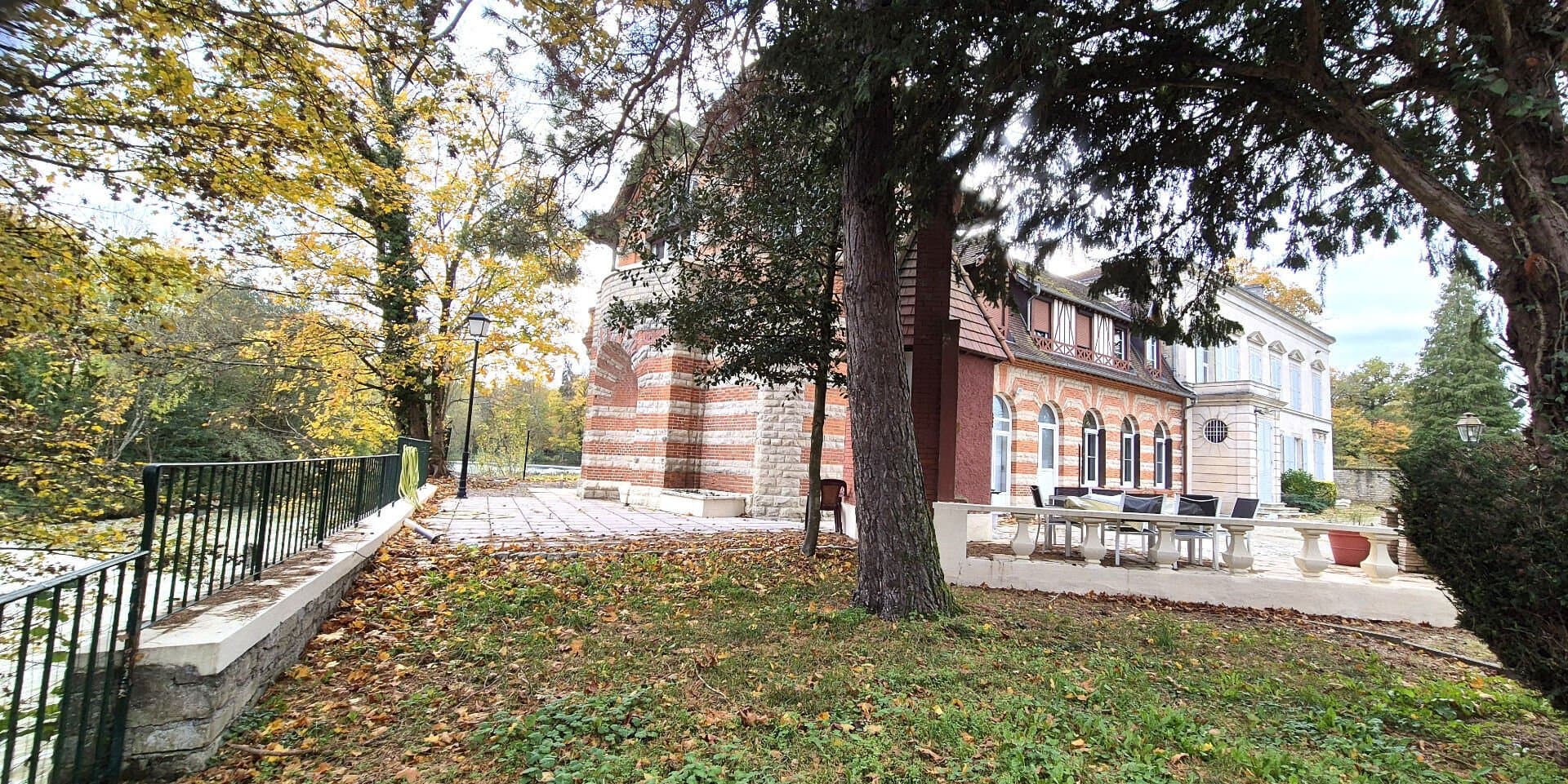 Château to Renovate with 8 Bedrooms and Spacious Grounds 5