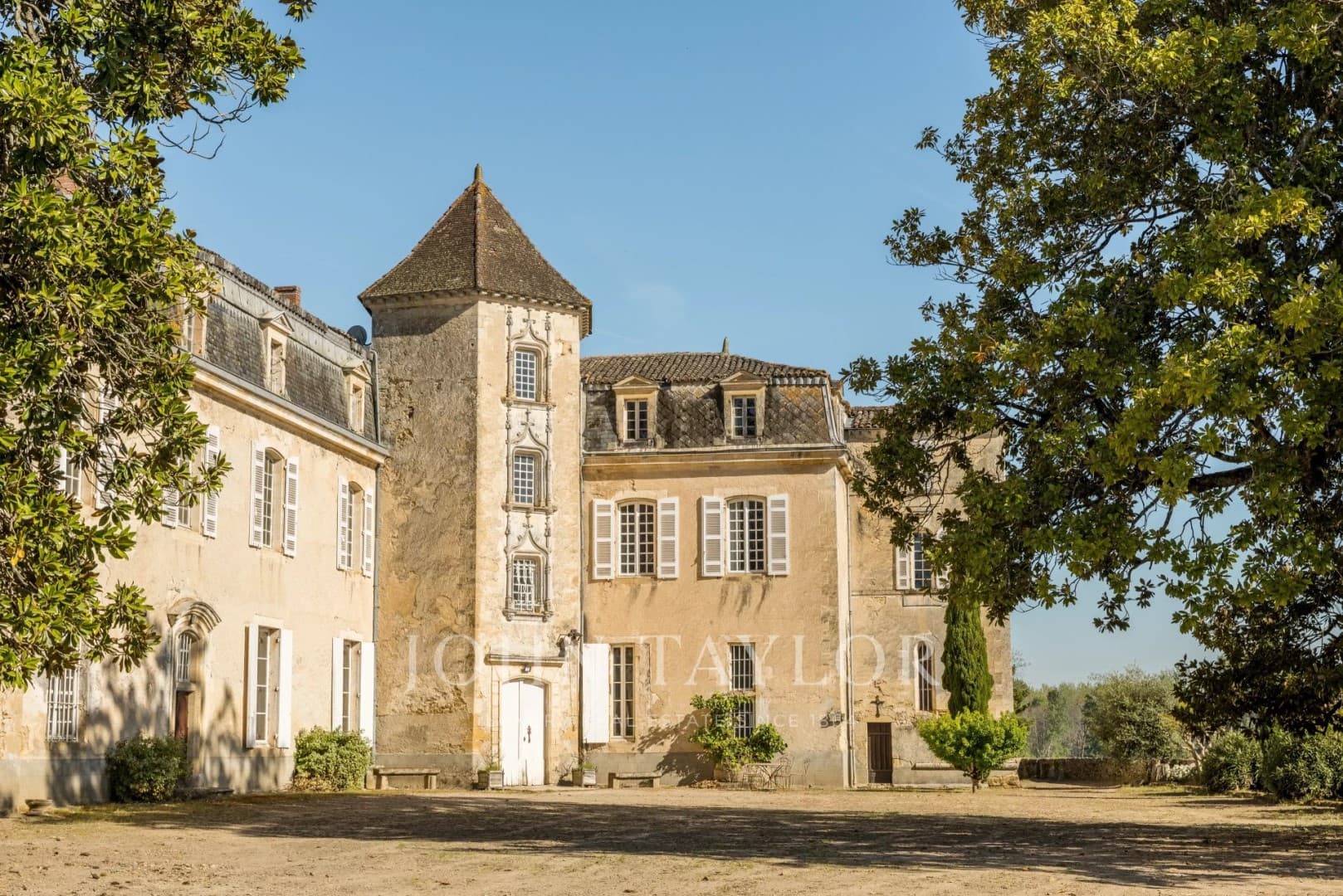 Historic Castle Overlooking Garonne Valley with Expansive Grounds — in Gironde, France