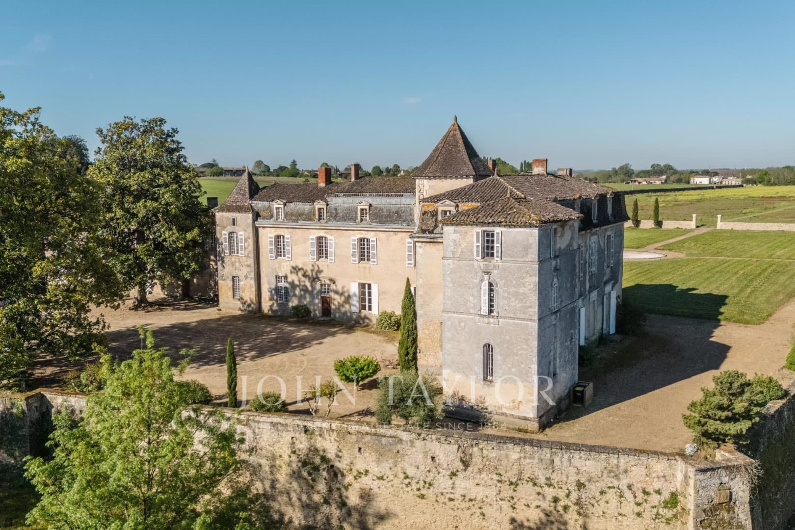 Historic Castle Overlooking Garonne Valley with Expansive Grounds 3