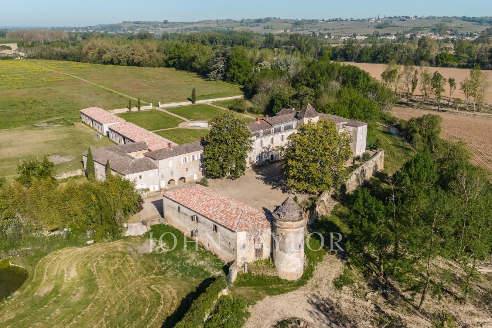 Historic Castle Overlooking Garonne Valley with Expansive Grounds 4
