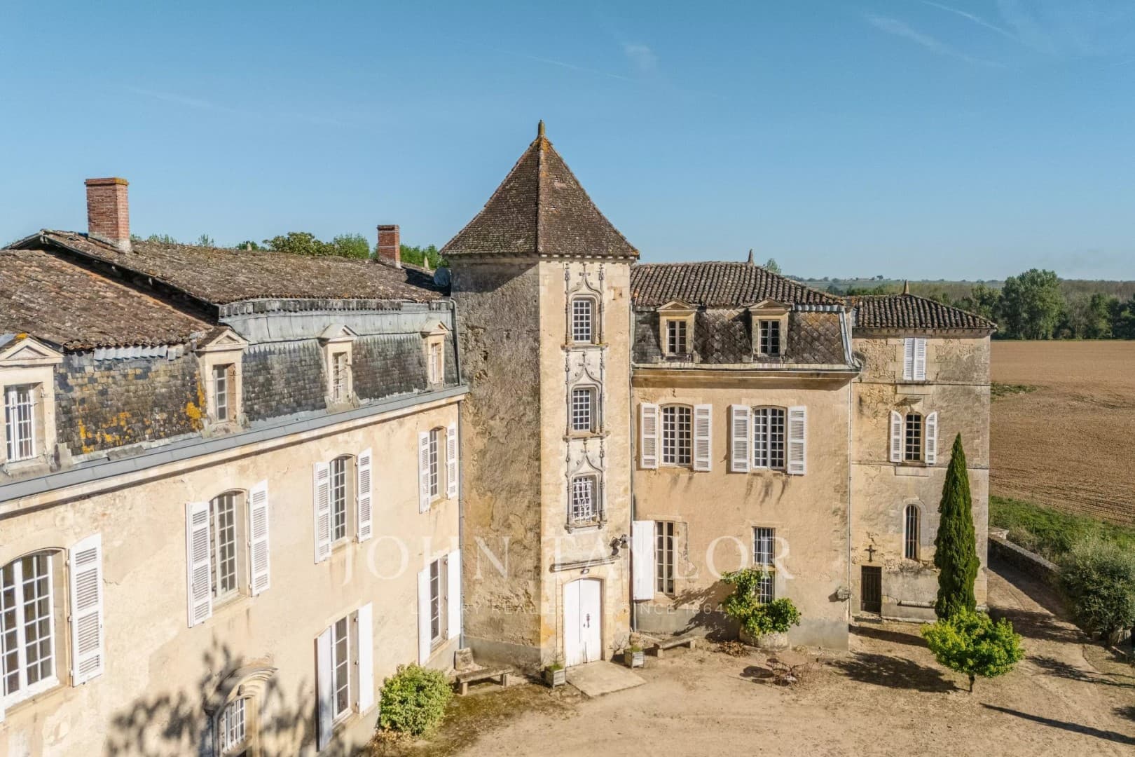 Historic Castle Overlooking Garonne Valley with Expansive Grounds 5