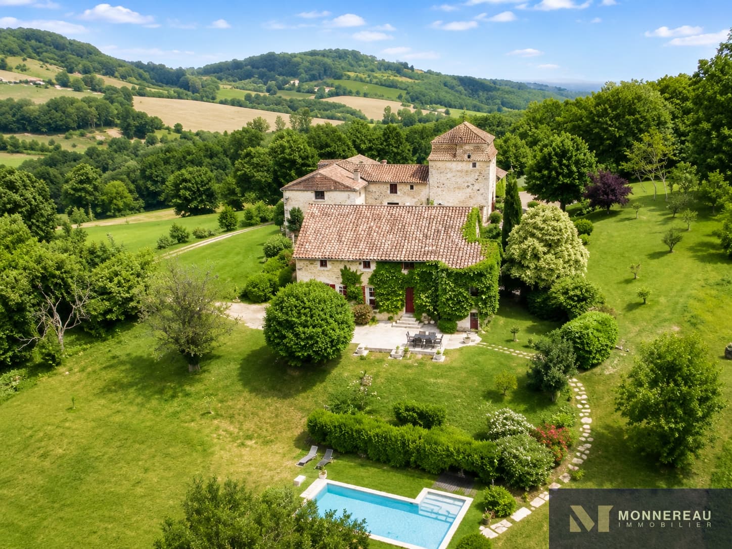 Elegant Castle with 10 Bedrooms and Swimming Pool 3