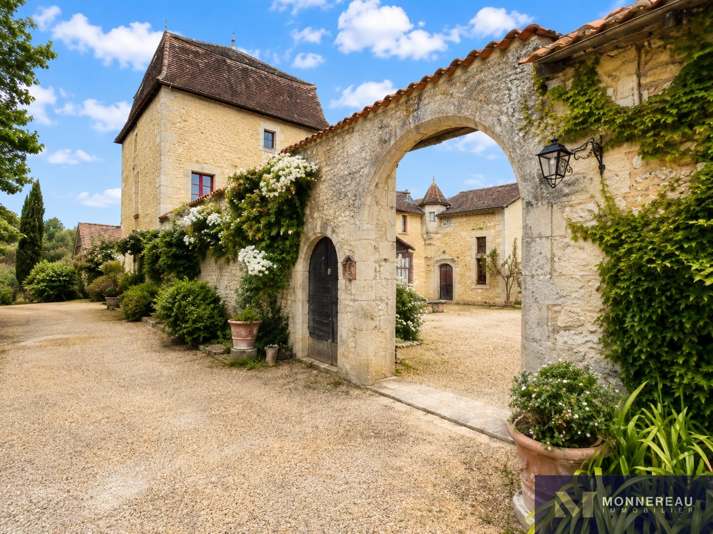 Elegant Castle with 10 Bedrooms and Swimming Pool 4