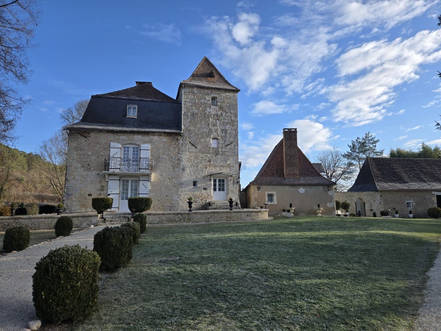 Château with 7 Bedrooms and 150 Sqm Barn in a Beautiful Park