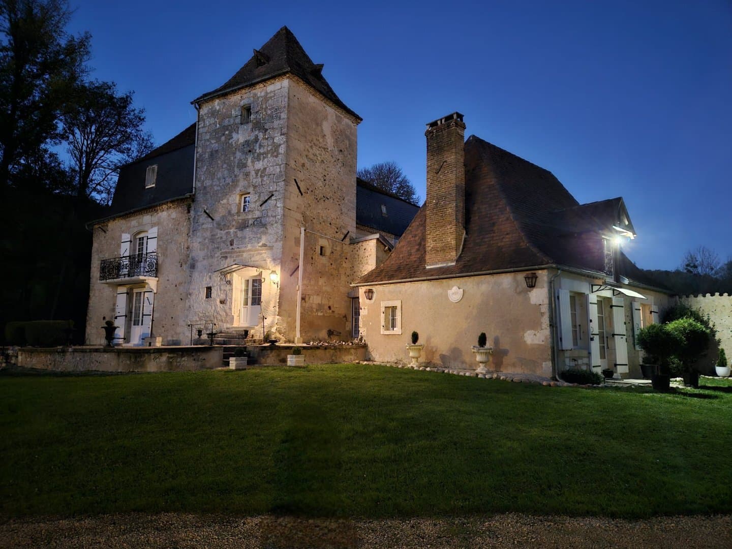 Château with 7 Bedrooms and 150 Sqm Barn in a Beautiful Park 3