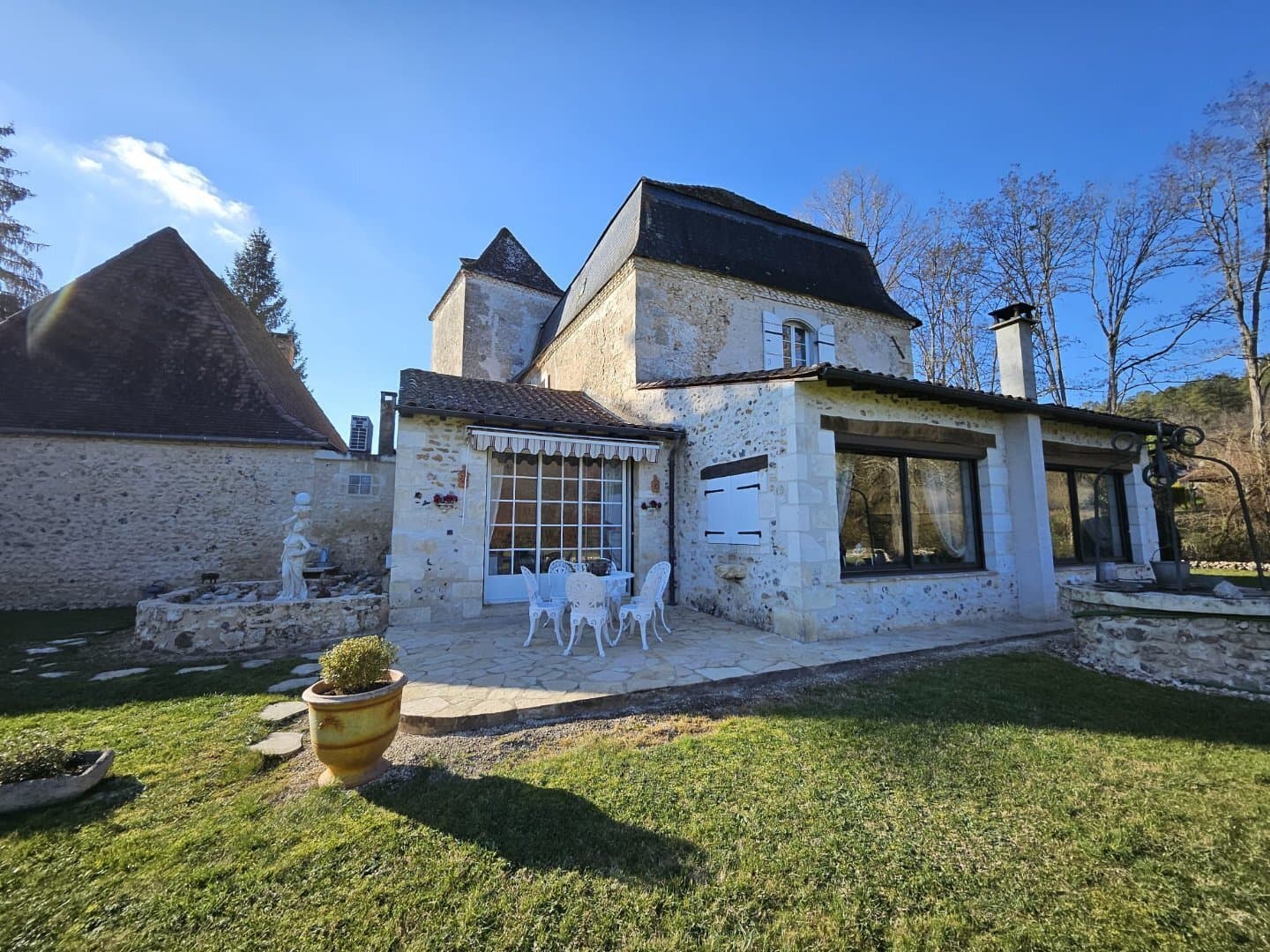 Château with 7 Bedrooms and 150 Sqm Barn in a Beautiful Park 5