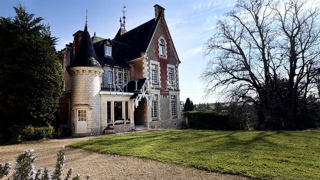 19th Century Château With Extensive Grounds And Outbuildings 2