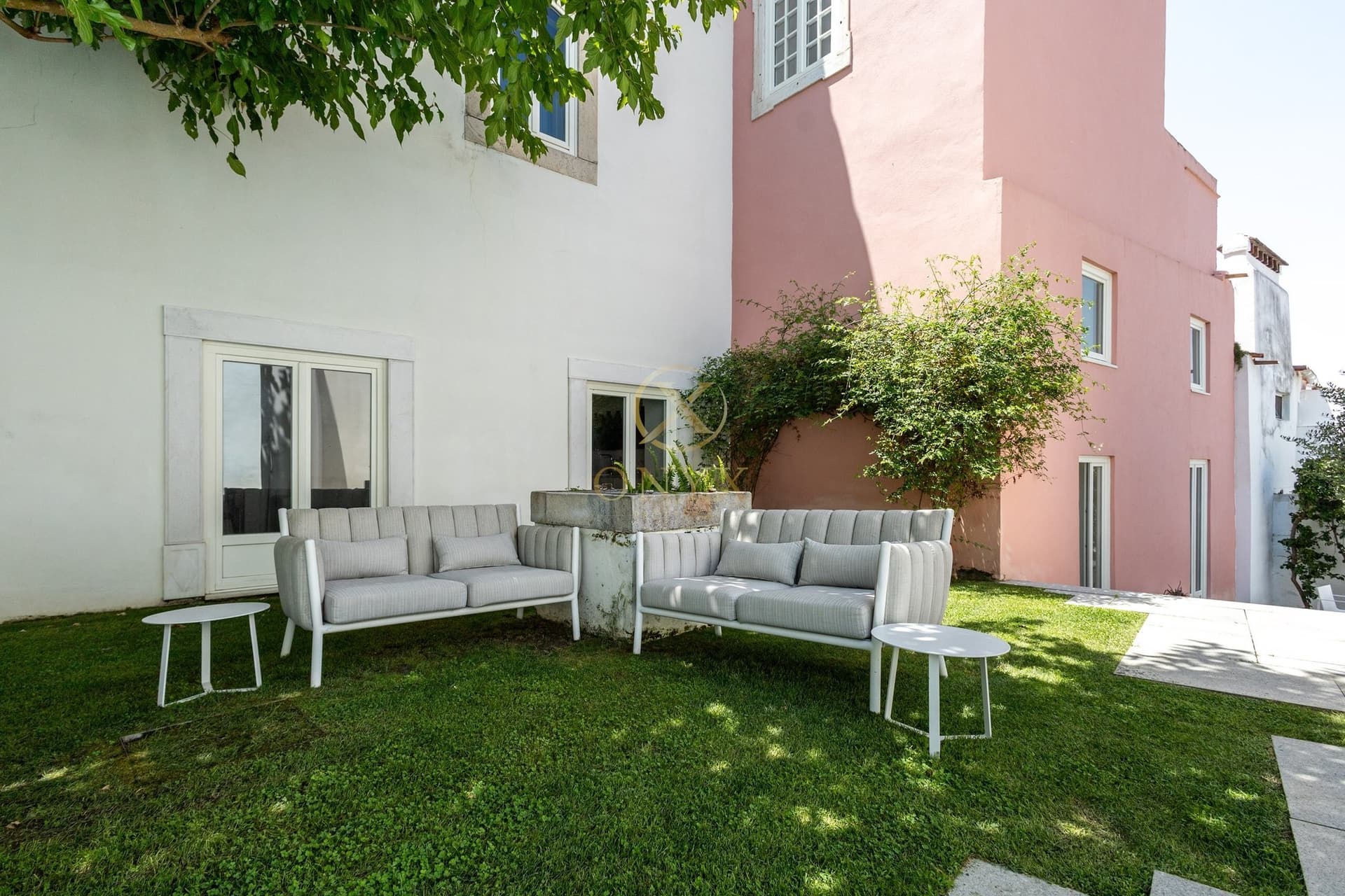 Elegant 18th Century Palace With Garden And Swimming Pool 2