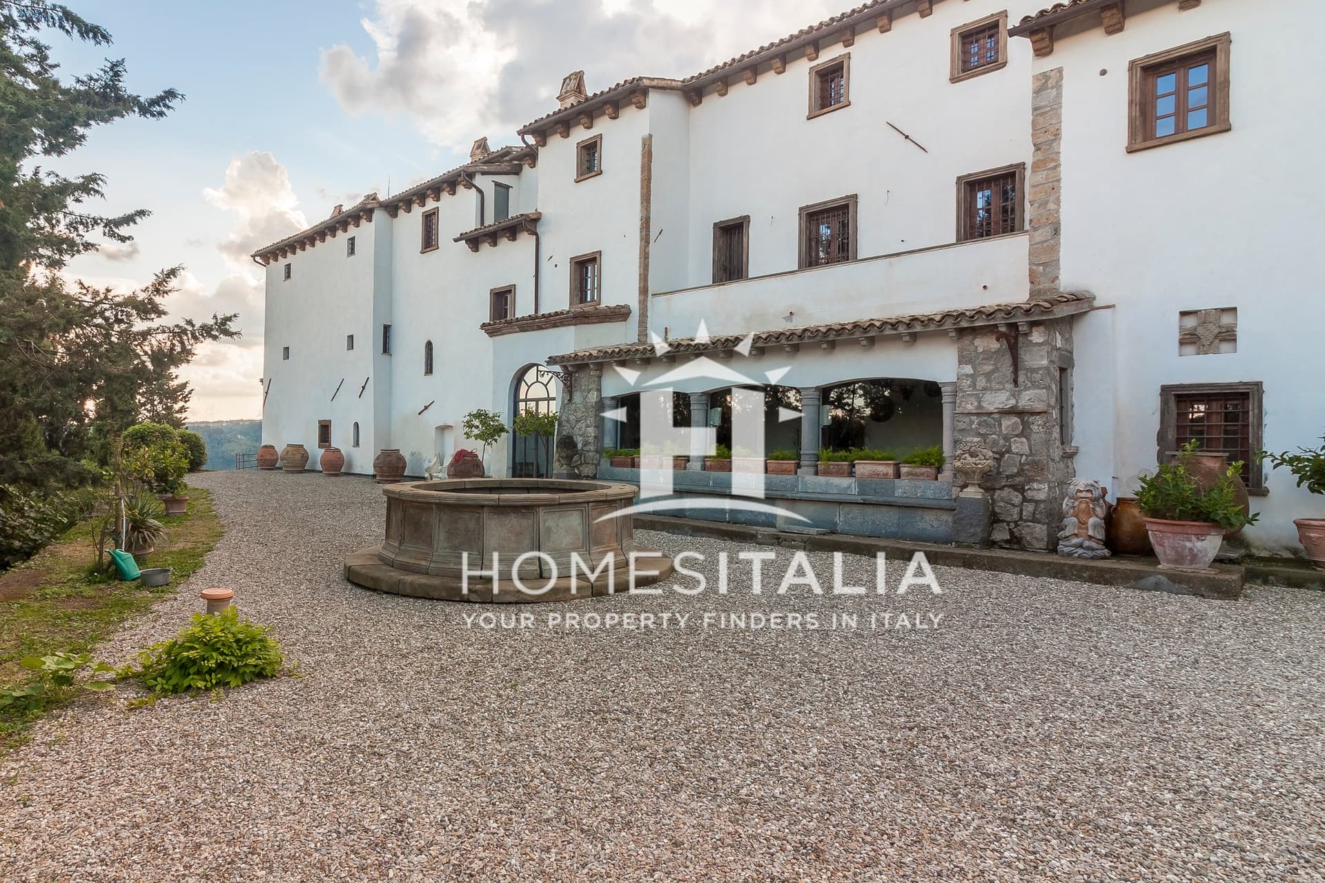 Historic Manor House with Stunning Views and Expansive Grounds — Manor House for sale in Lazio, Italy