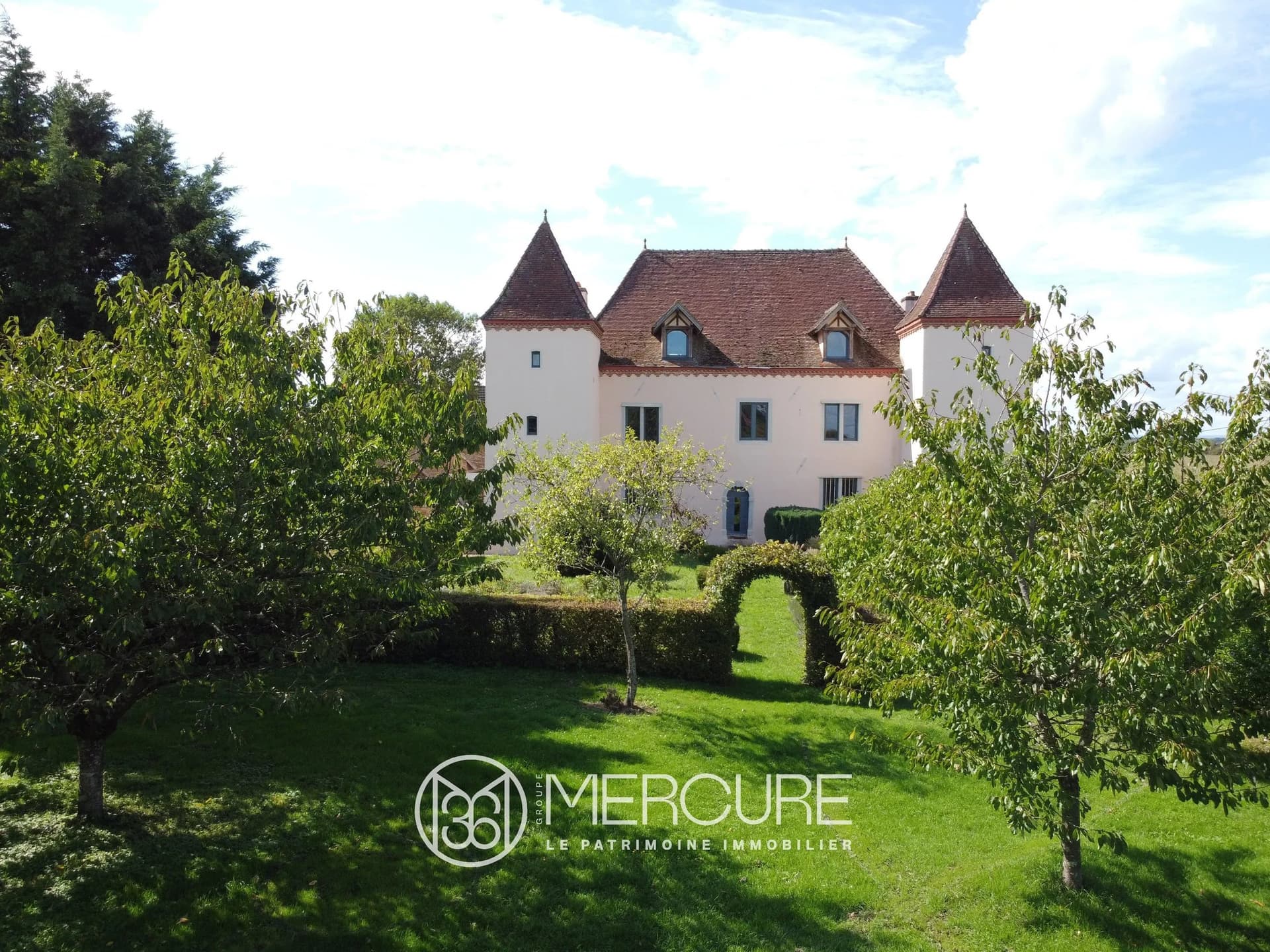 Renovated 17th Century Château With Large Barn And Spa 3