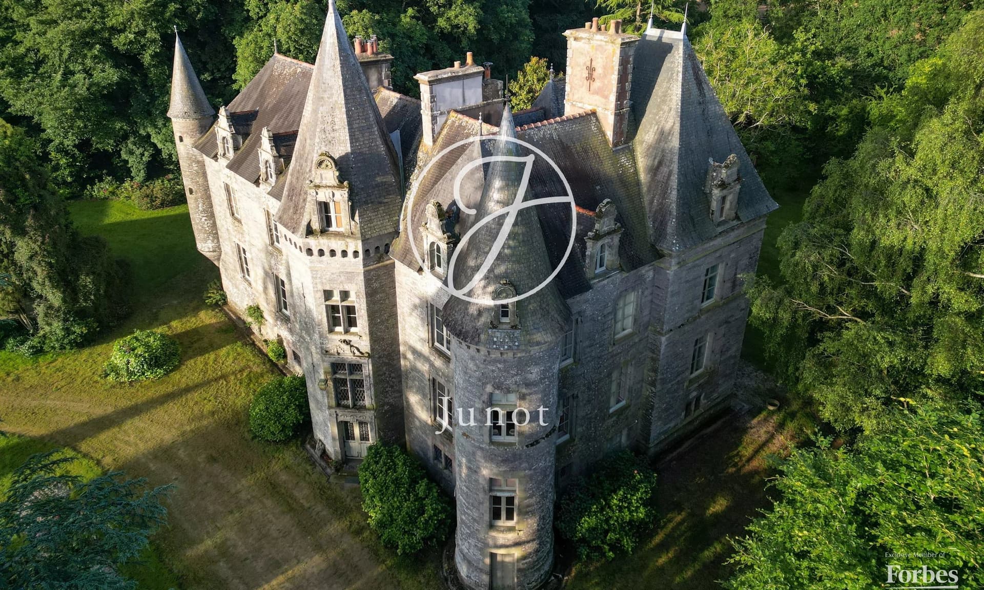 Historic Château With 12 Bedrooms And Landscaped Park 5
