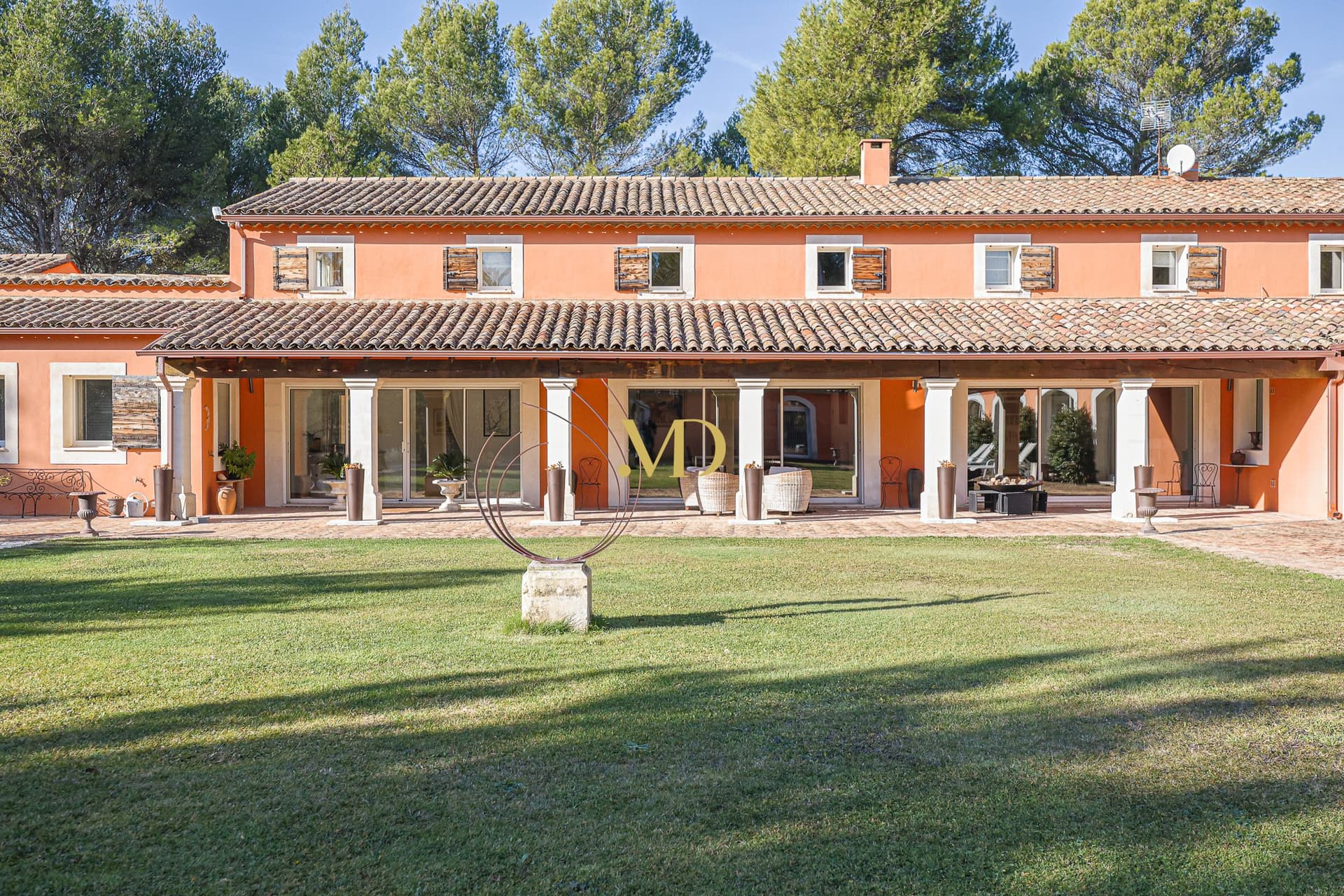 Charming Provençal Estate With Heated Indoor Pool And Guesthouse — in Luberon, France