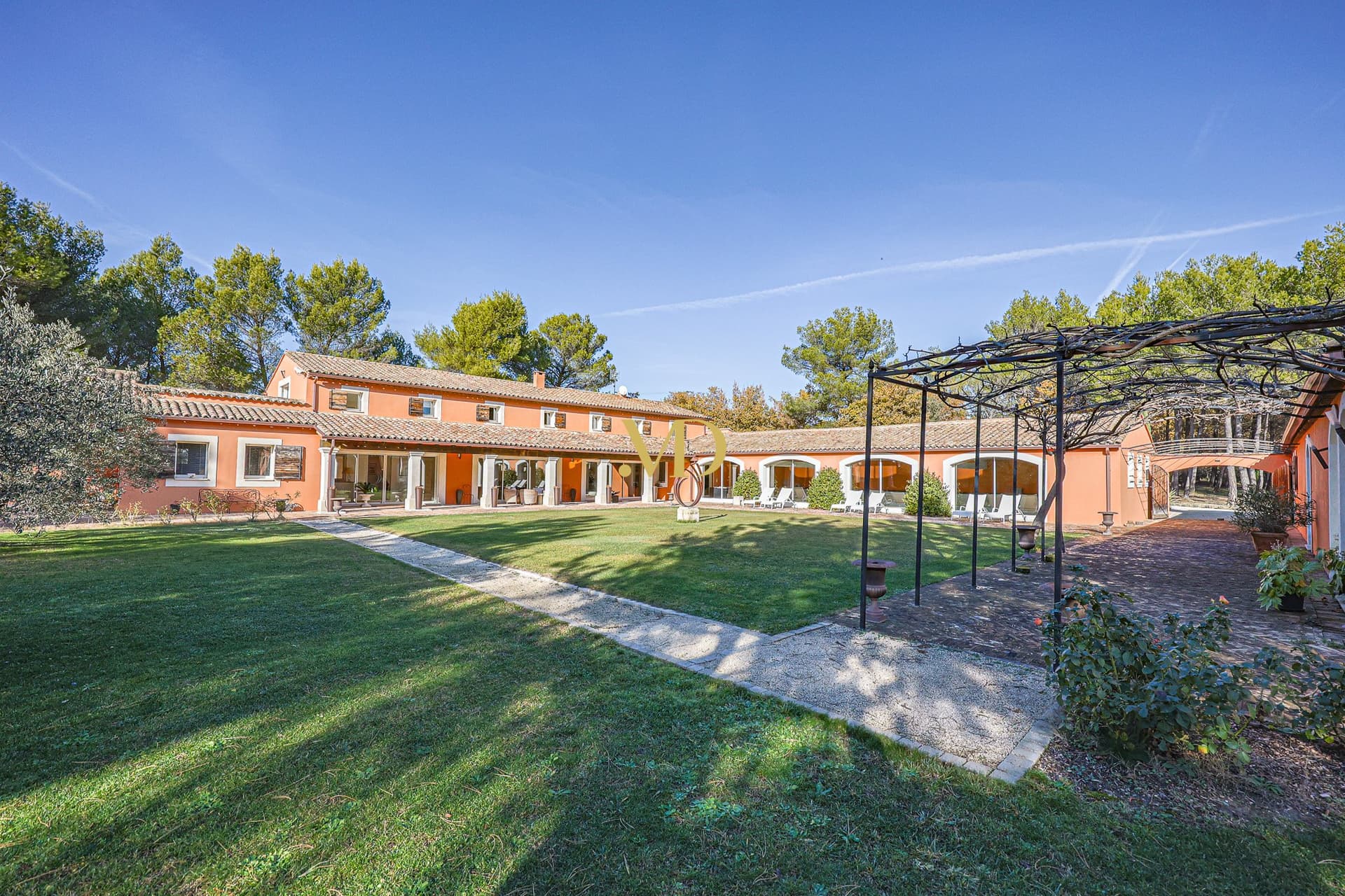 Charming Provençal Estate With Heated Indoor Pool And Guesthouse 3