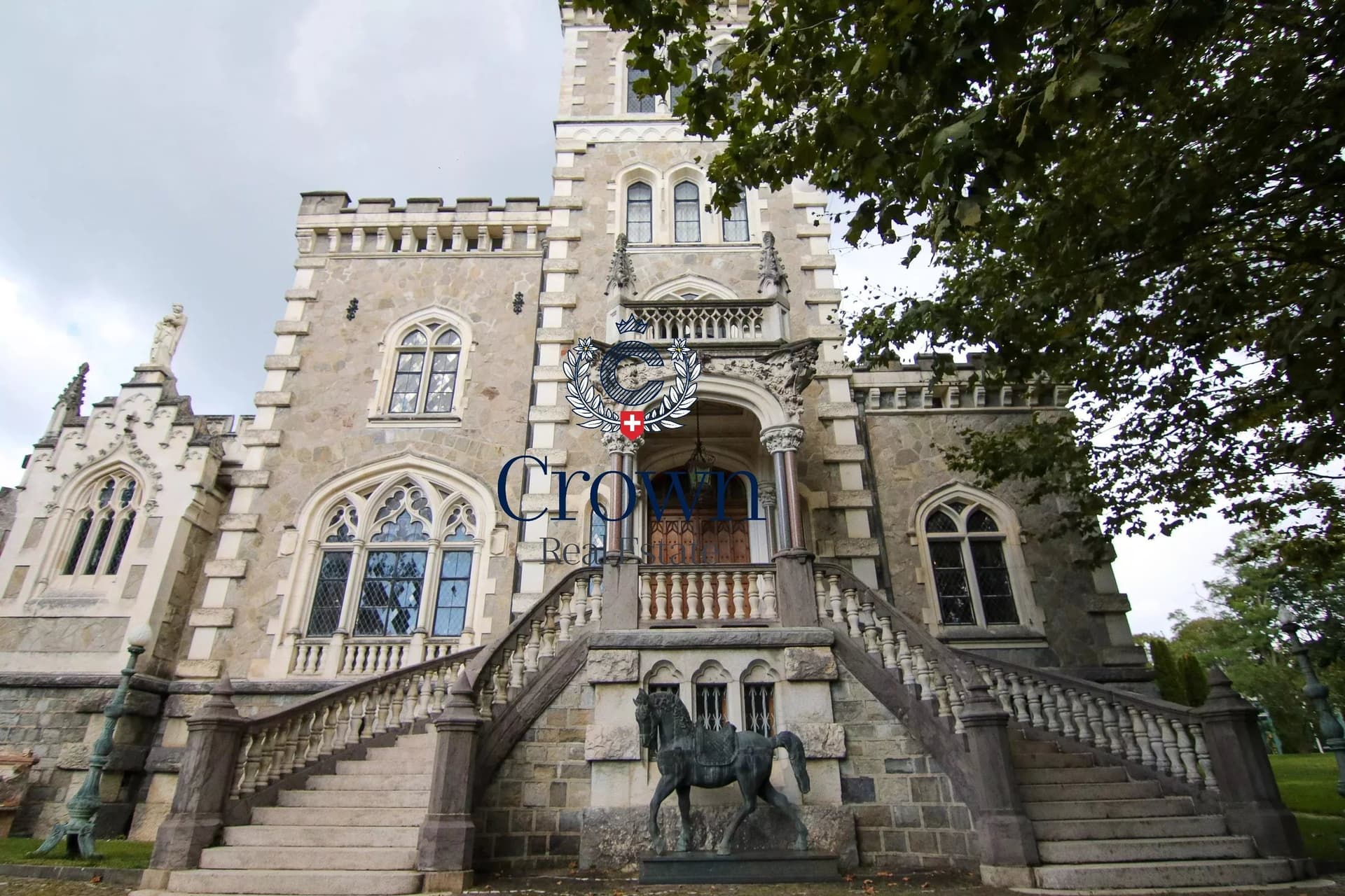 Stunning Tudor Revival Château With Lake Geneva Views — Château for sale in Cologny, Switzerland