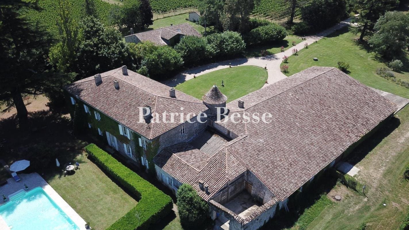 18th Century Château With Gîtes, Reception Room, And Two Swimming Pools — Château for sale in Bordeaux, France