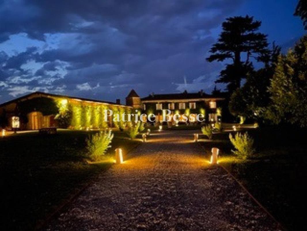 18th Century Château With Gîtes, Reception Room, And Two Swimming Pools — Château for sale in Bordeaux, France