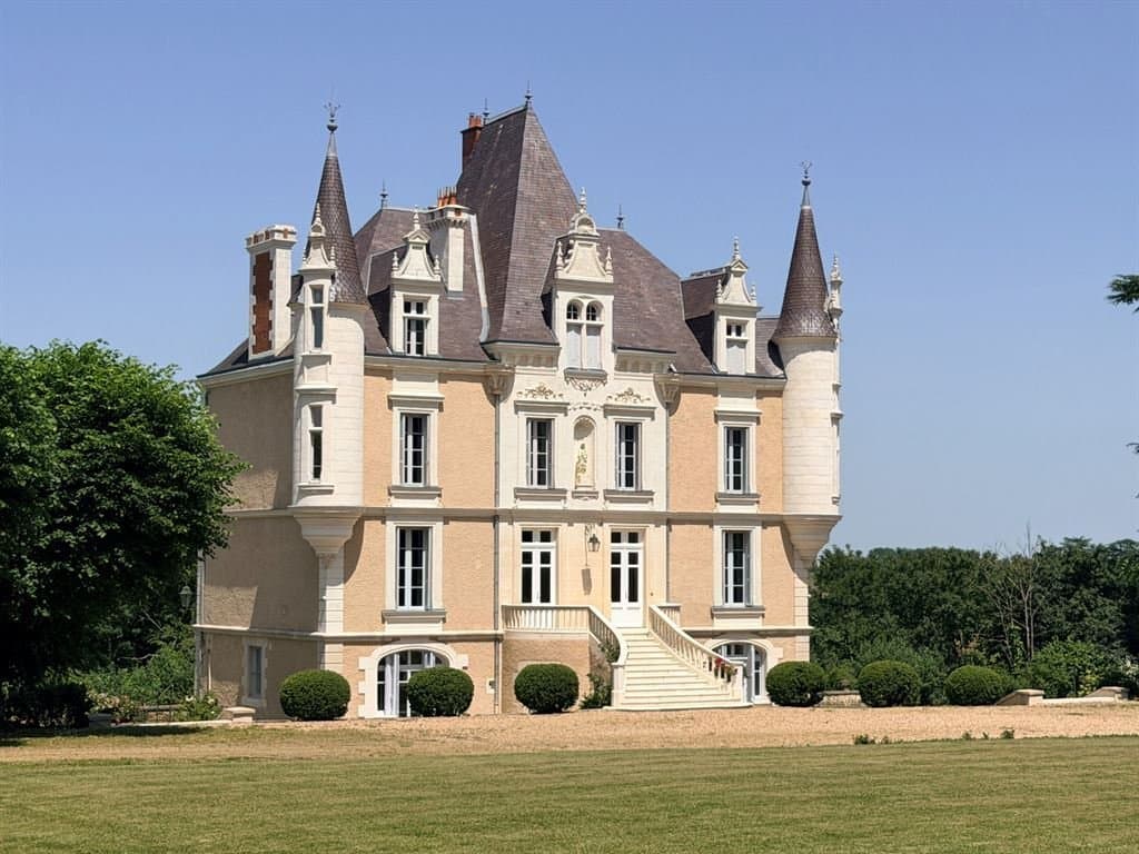 Elegant 19th Century Château Near Poitiers With Guest House And Swimming Pool — Château for sale in France