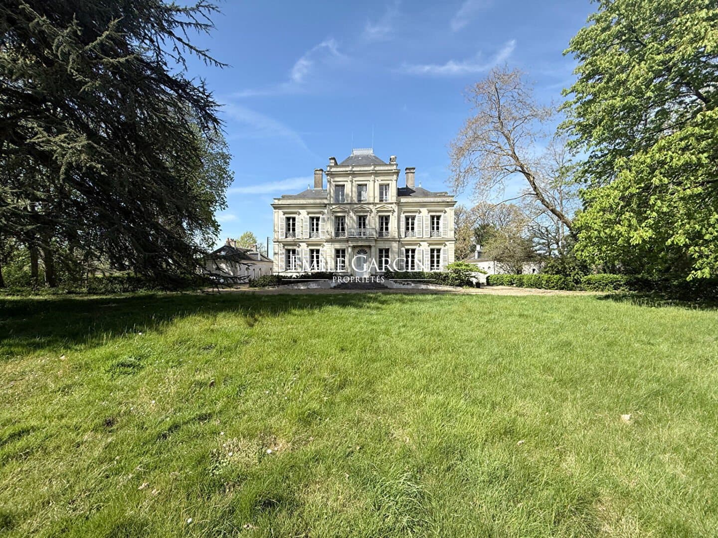 Elegant 19th Century Château Set Within An 88 Hectare Estate 3