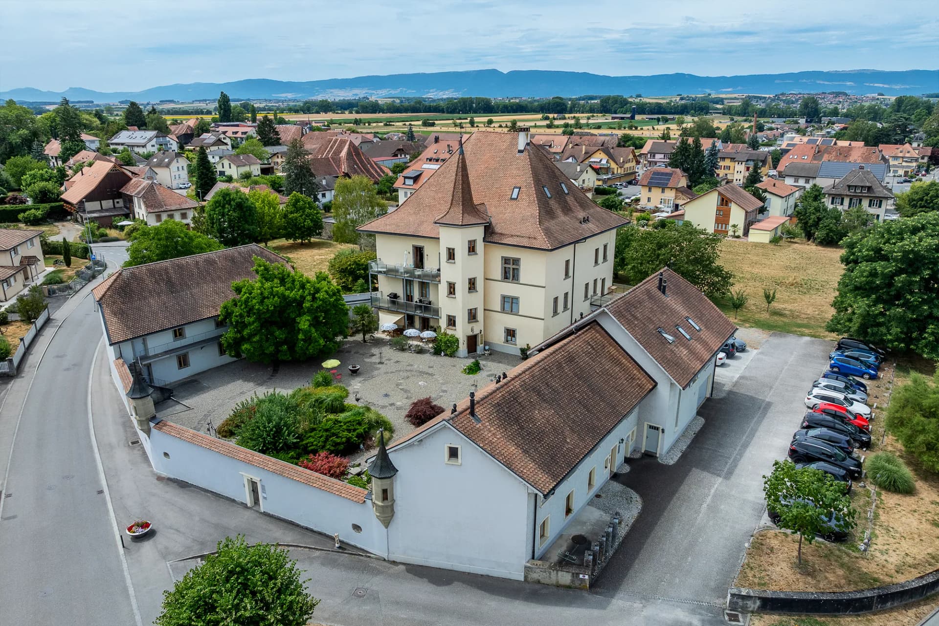 Timeless 18th Century Castle With Magnificent Estate 3