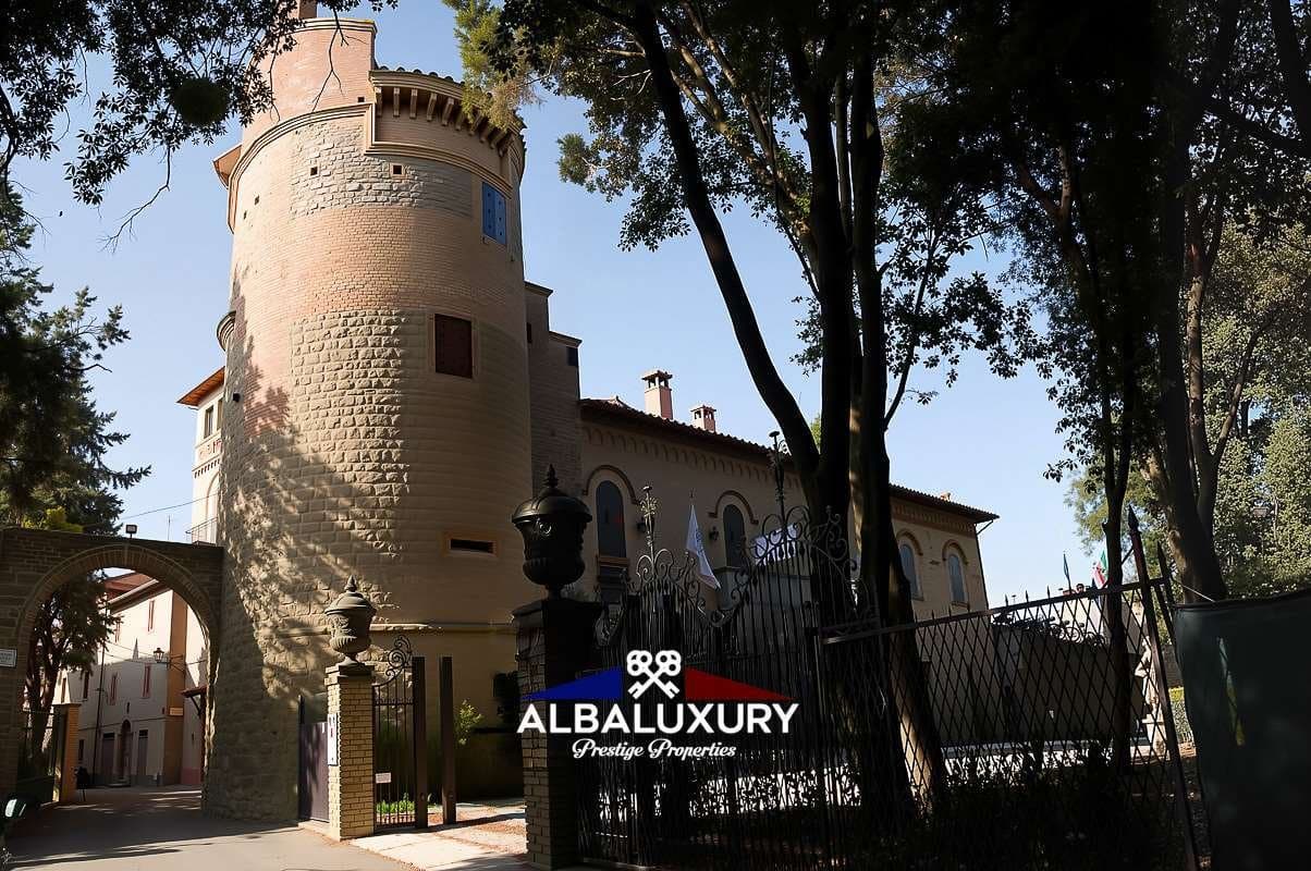 Historic Castle with Suites, Pool, and Panoramic Terrace in Umbria 3