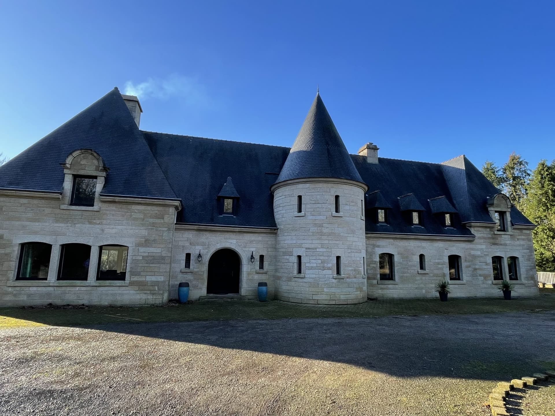 Authentic Renovated Breton Manor With 5 Hectares Of Wooded Park — in France