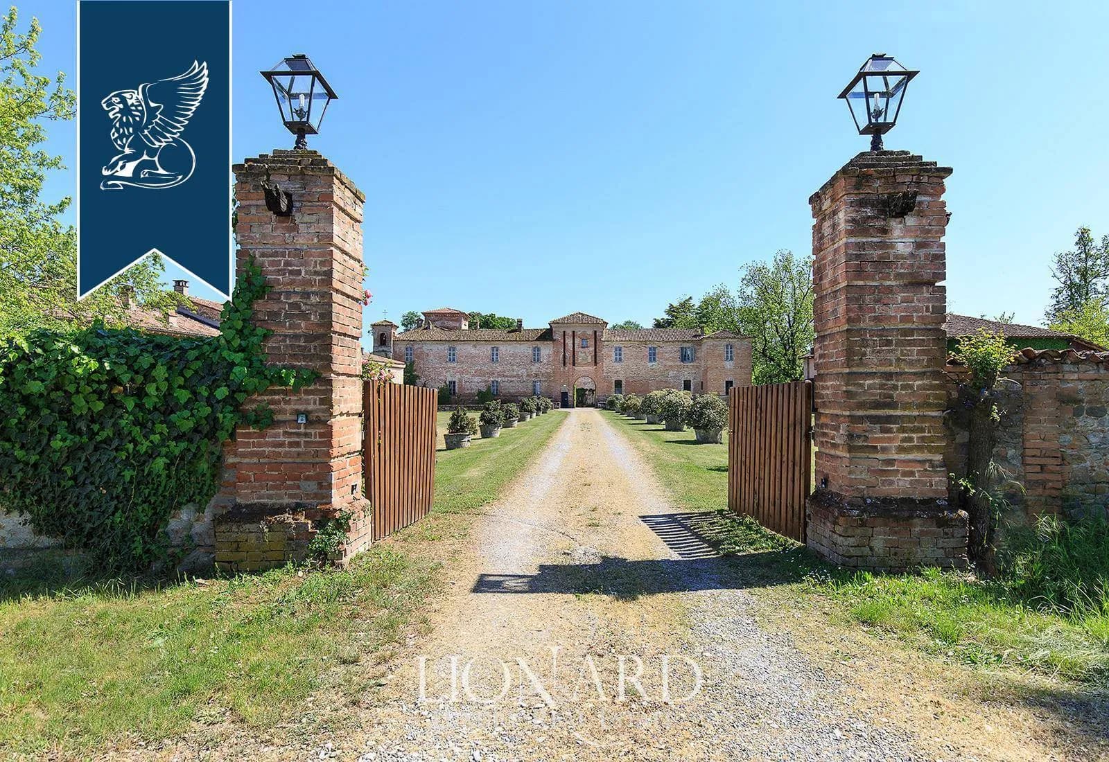 Historic 17th Century Castle With Golf Course And Swimming Pool