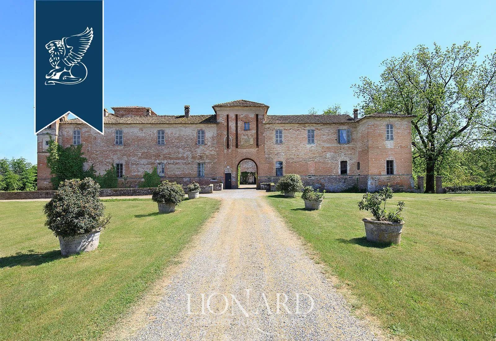 Historic 17th Century Castle With Golf Course And Swimming Pool 2