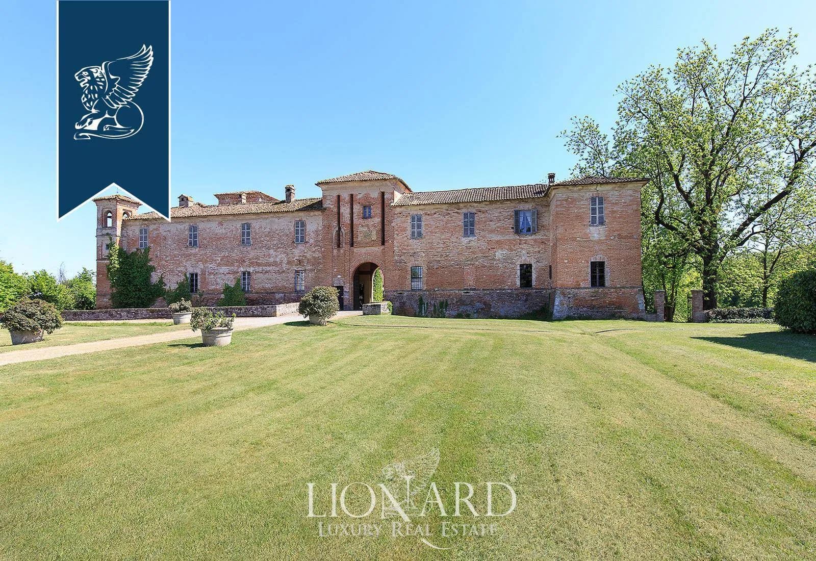 Historic 17th Century Castle With Golf Course And Swimming Pool 3