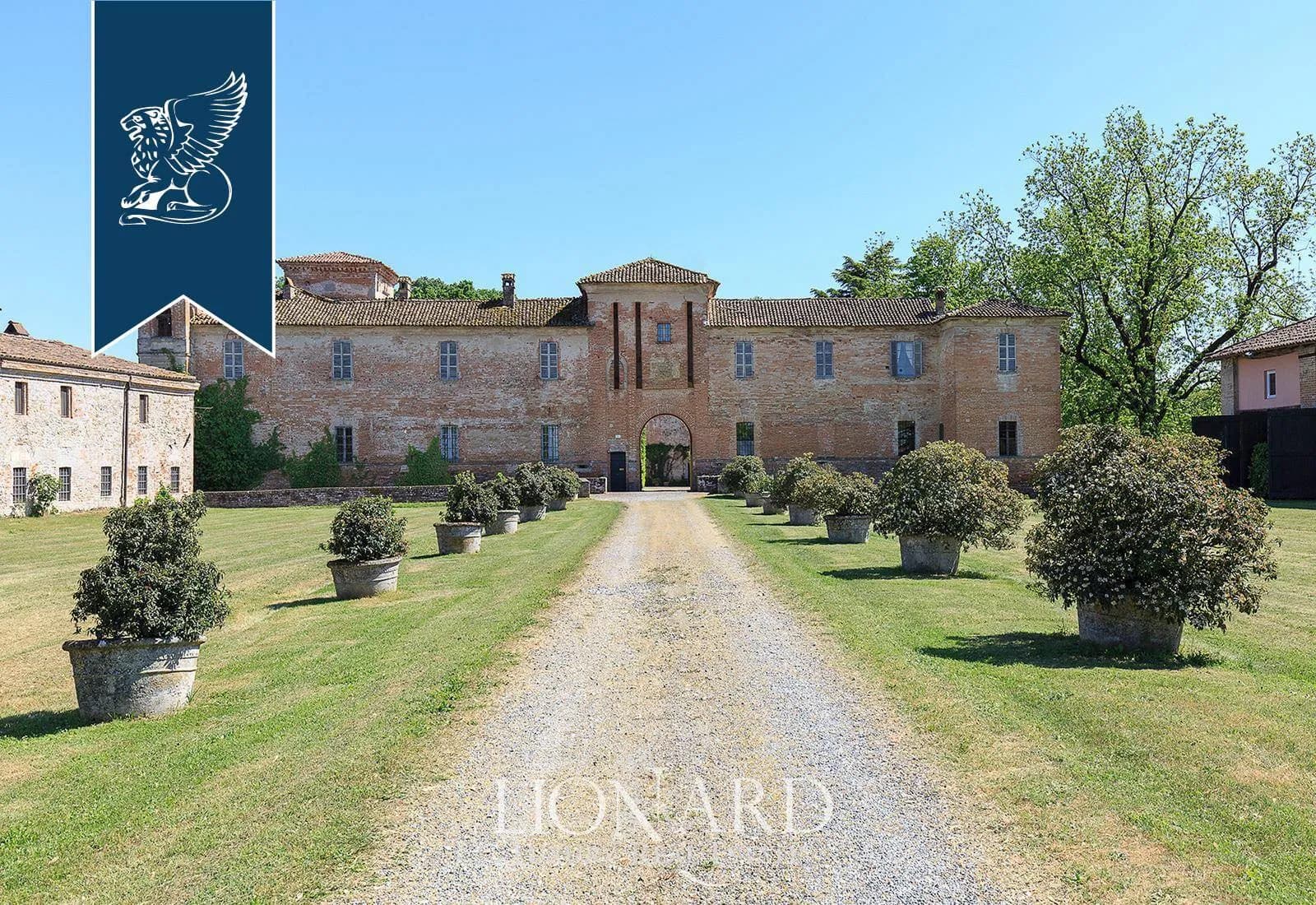 Historic 17th Century Castle With Golf Course And Swimming Pool 4