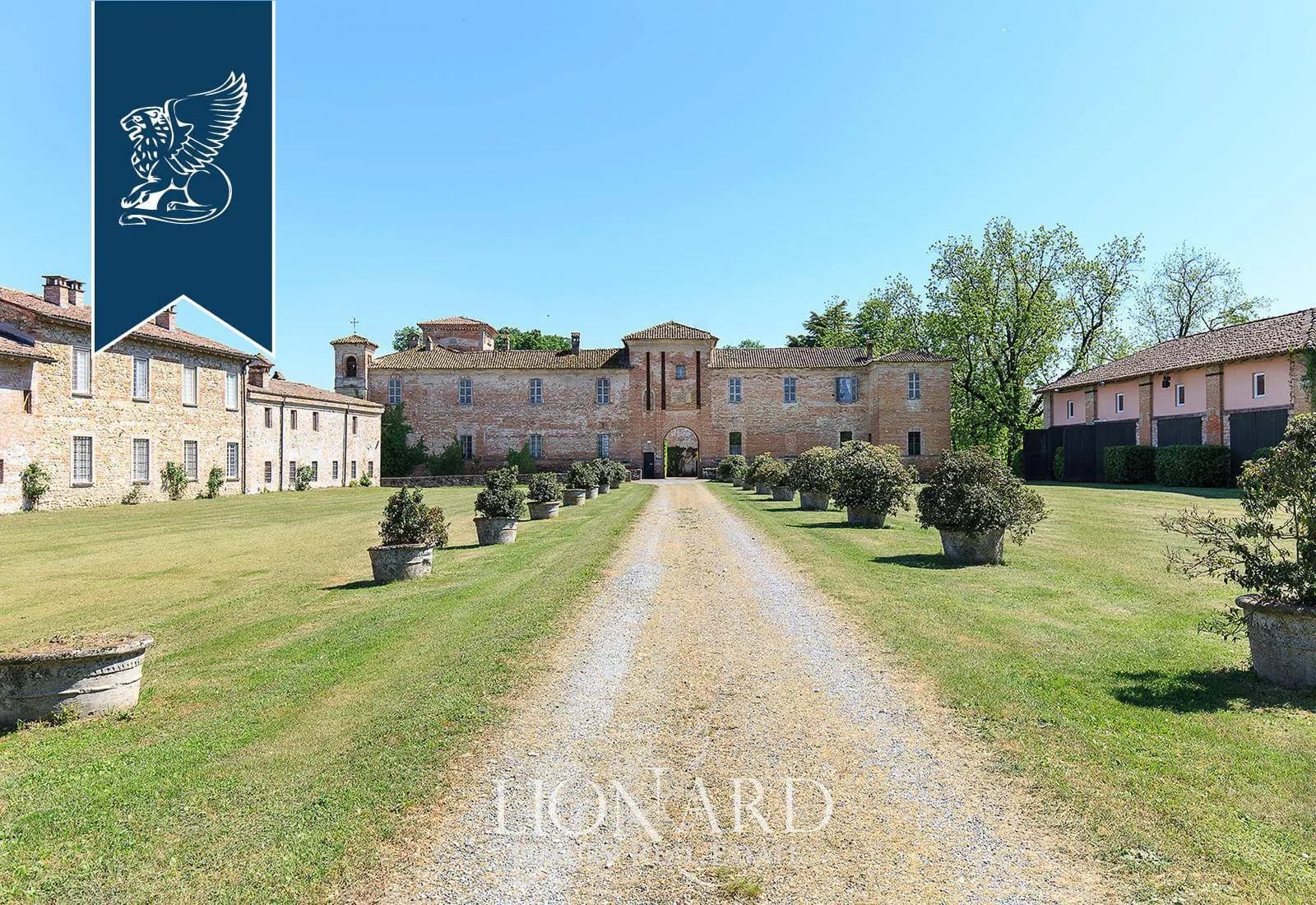 Historic 17th Century Castle With Golf Course And Swimming Pool 5