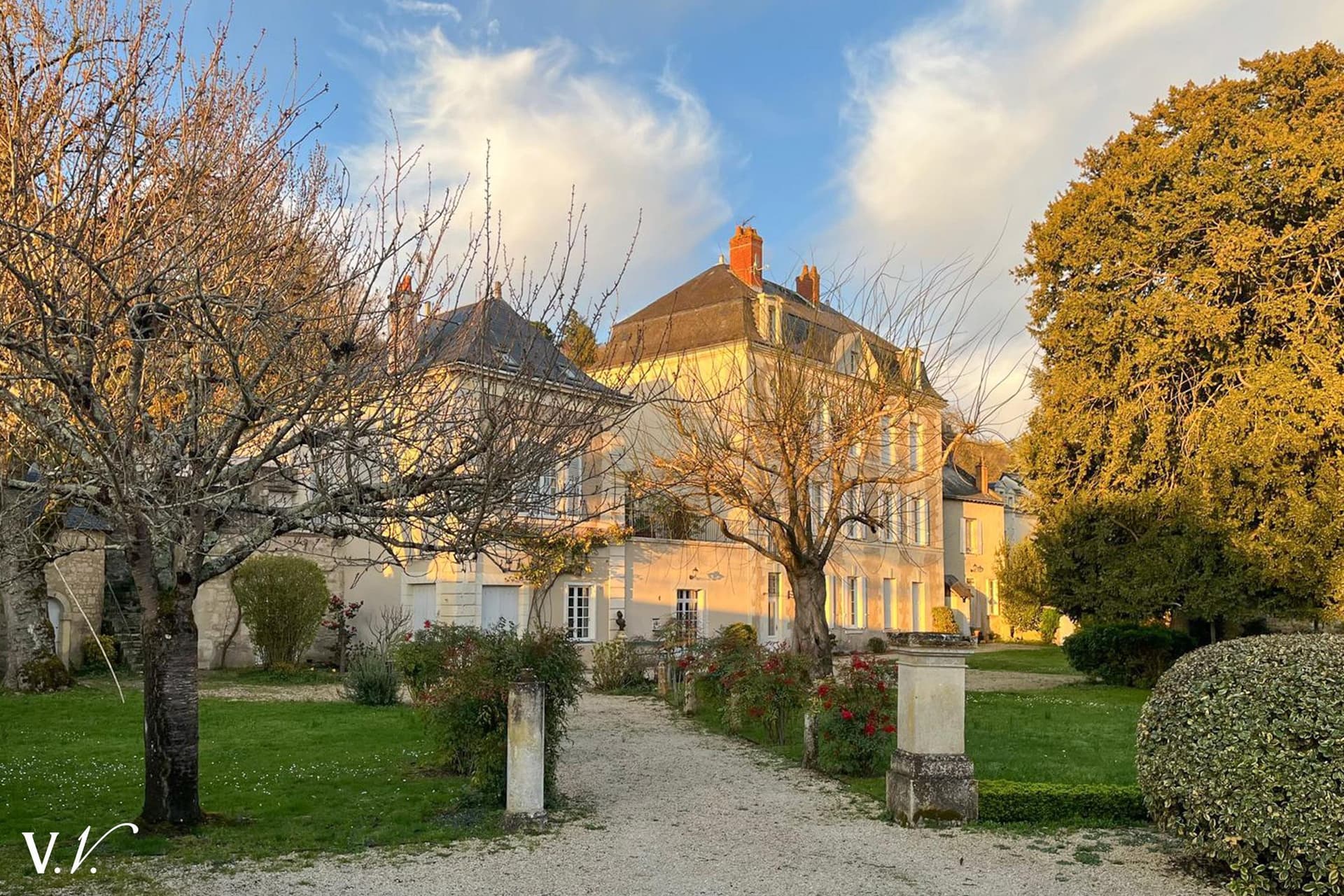 Charming Private Hotel With Guest House And Park — in France