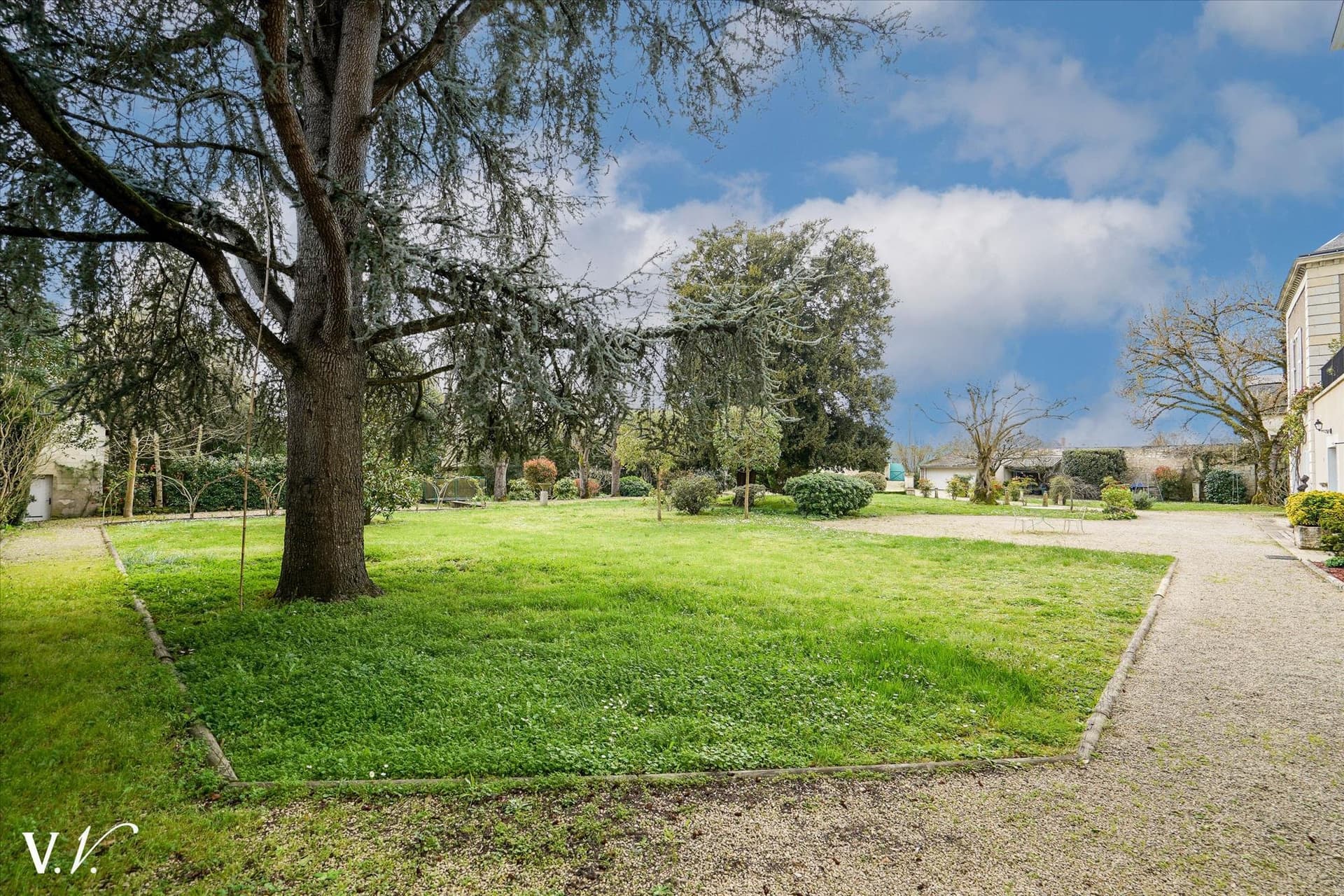 Charming Private Hotel With Guest House And Park 2