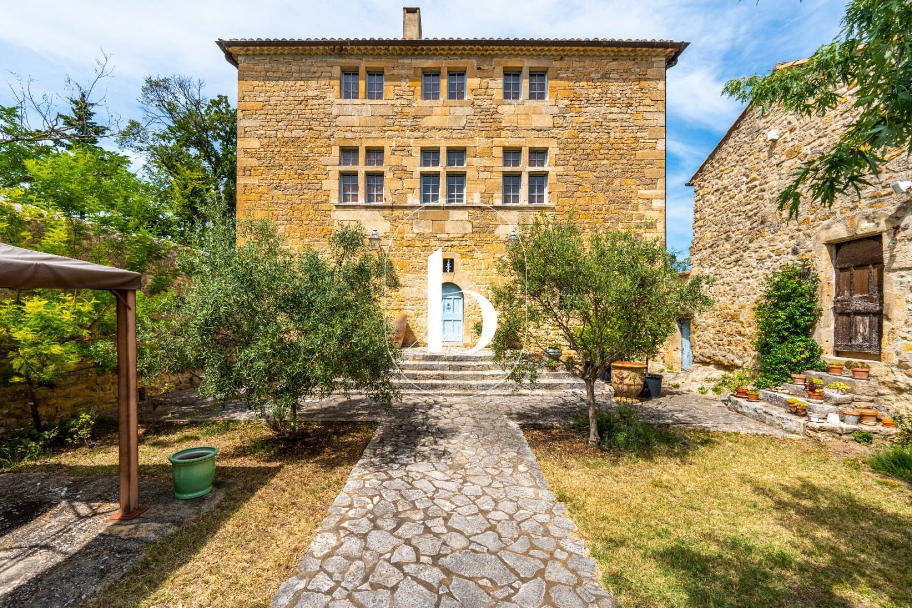 Magnificent 17th Century Castle With Swimming Pool And Panoramic Views — in France