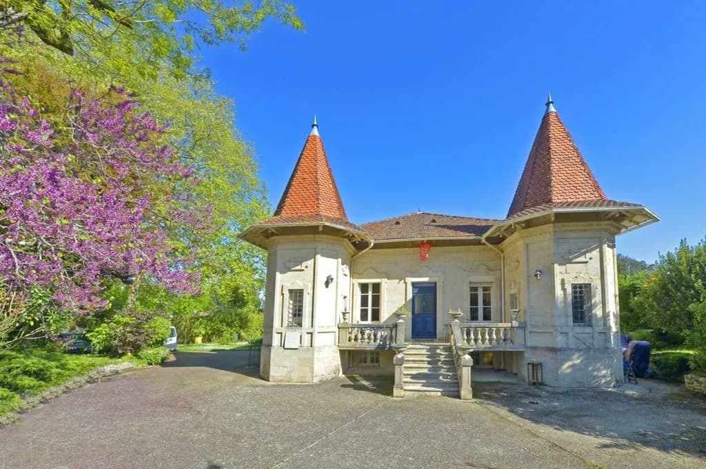 Château Near the Beach with Swimming Pool