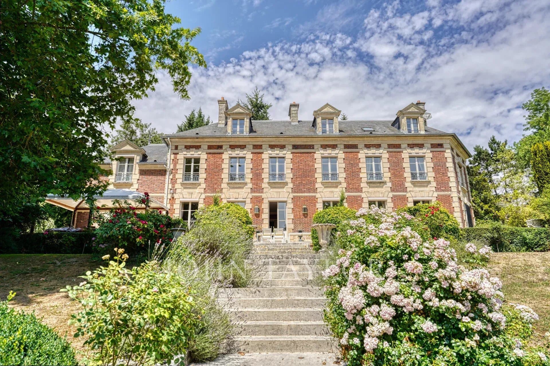 Elegant 19th Century Château With Equestrian Facilities Near Chantilly